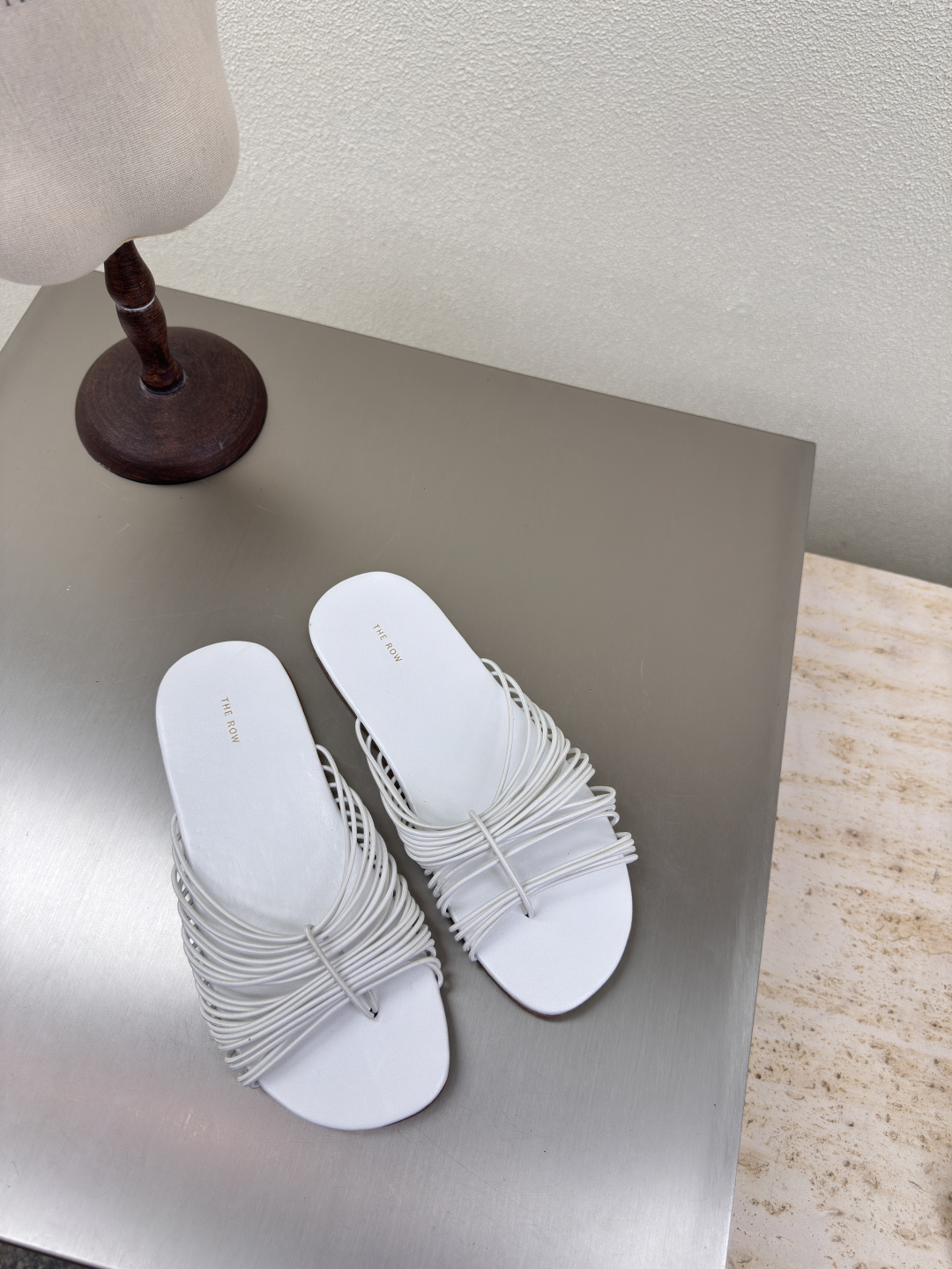 NO:408472,Leather outsole Flat sole Knot rope slippers The Row Classic Handmade High-version Input White Lambskin wrapped midsole Original Craftsmanship Same Model Celebrity Full of fashion Feeling comfortable in the inner foot Outsole Italian leather outsole Craftsmanship Multi-color optional Matching No pressure Size 35 36 37 38 39 40 41 (40 41 Customized) With original packaging, slippers, slippers, sheepskin, Leather soles19860909真皮大底 平底 结绳拖鞋  The Row 经典 手工制作 高版本入 白色 小羊皮包裹中底皮  原生态 工艺 对版 明星同款 时尚感满满   内里脚感舒适 大底 意大利真皮大底 工艺  多色可选 搭配无压力  码数35 36 37 38 39 40 41（40 41 定制）  配原版包装,拖鞋,slippers,sheepskin,Leather soles,Women's Shoes