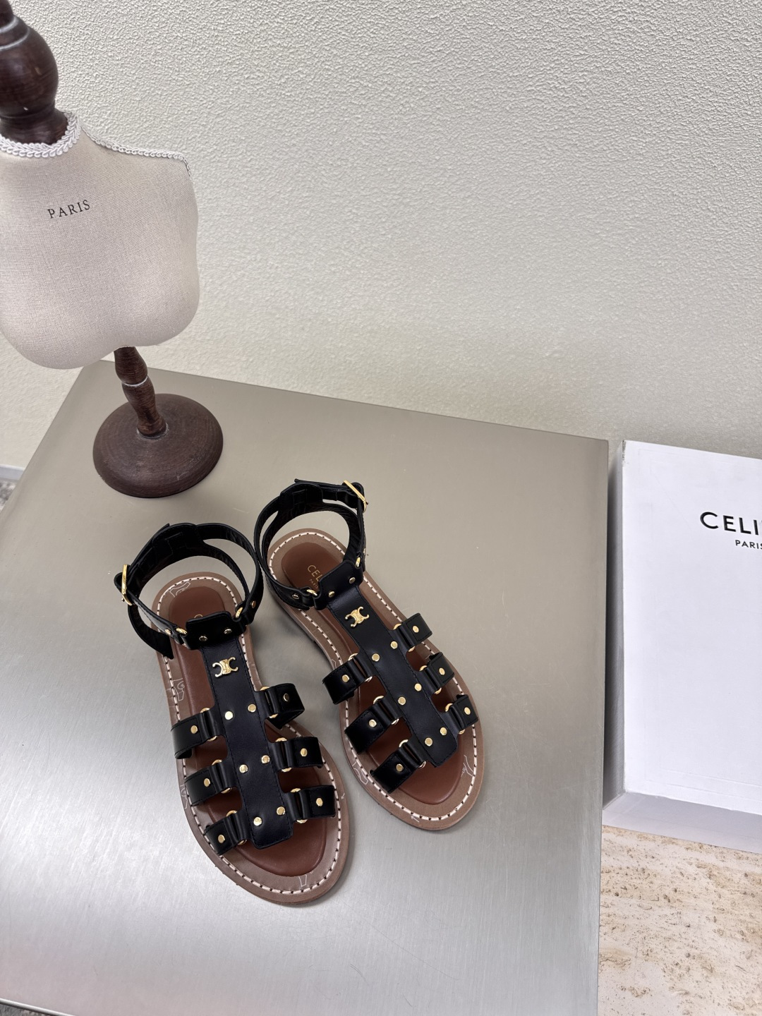 NO:408460,CELINE retro Roman sandals Black French high fashion brand Trendy matching items Original uniform waxed cowhide Original 1:1 original purchase and development Consistent color Retro Roman sandals Great love This shoes are too beautiful I dare not look at it at first sight Cost wallet Original one-to-one mold Original outsole Clear steel stamp logo 3 color matching Number of 35-39 (40 41 customized) Complete package with original version, sandals, celine, celine, sandals, wallets, cowhide19860909CELINE赛琳复古罗马凉鞋  黑色  法国高级时装品牌 潮流搭配单品  原版一致打蜡牛皮    原版1:1原版购入开发 一致同色   复古罗马凉鞋 大爱 这鞋子也太美了 一眼爱不敢多看 费钱包   原版一比一模具  原版大底 清晰钢印logo  3色搭配  码数35-39（40 41定制） 配原版全套包装,凉鞋,celine,celine,sandals,wallets,cowhide,Women's Shoes