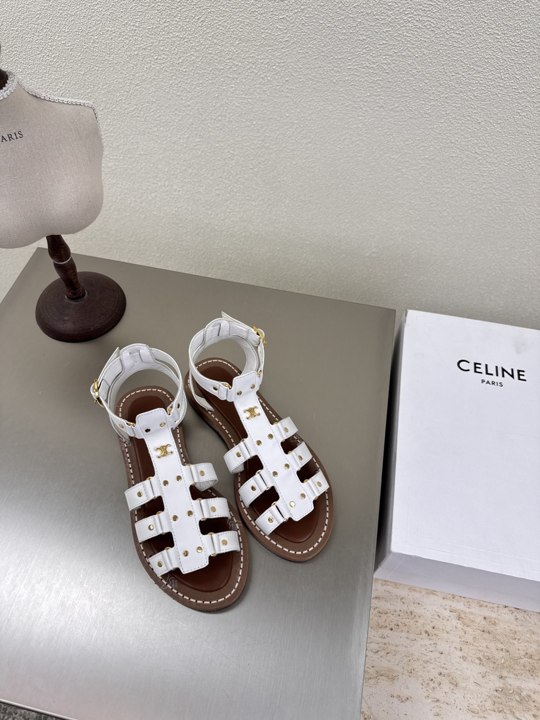 NO:408463,CELINE retro Roman sandals white French high fashion brand trendy matching items Original uniform waxed cowhide Original 1:1 original purchase and development Consistent color Retro Roman sandals Great love This shoes are too beautiful I dare not look at it at first sight Cost wallet Original one-to-one mold Original outsole Clear steel stamp logo 3 color matching Number of 35-39 (40 41 customization) Complete package with original version, sandals, celine, celine, sandals, wallets, cowhide19860909CELINE赛琳复古罗马凉鞋  白色  法国高级时装品牌 潮流搭配单品  原版一致打蜡牛皮    原版1:1原版购入开发 一致同色   复古罗马凉鞋 大爱 这鞋子也太美了 一眼爱不敢多看 费钱包   原版一比一模具  原版大底 清晰钢印logo  3色搭配  码数35-39（40 41定制） 配原版全套包装,凉鞋,celine,celine,sandals,wallets,cowhide,Women's Shoes