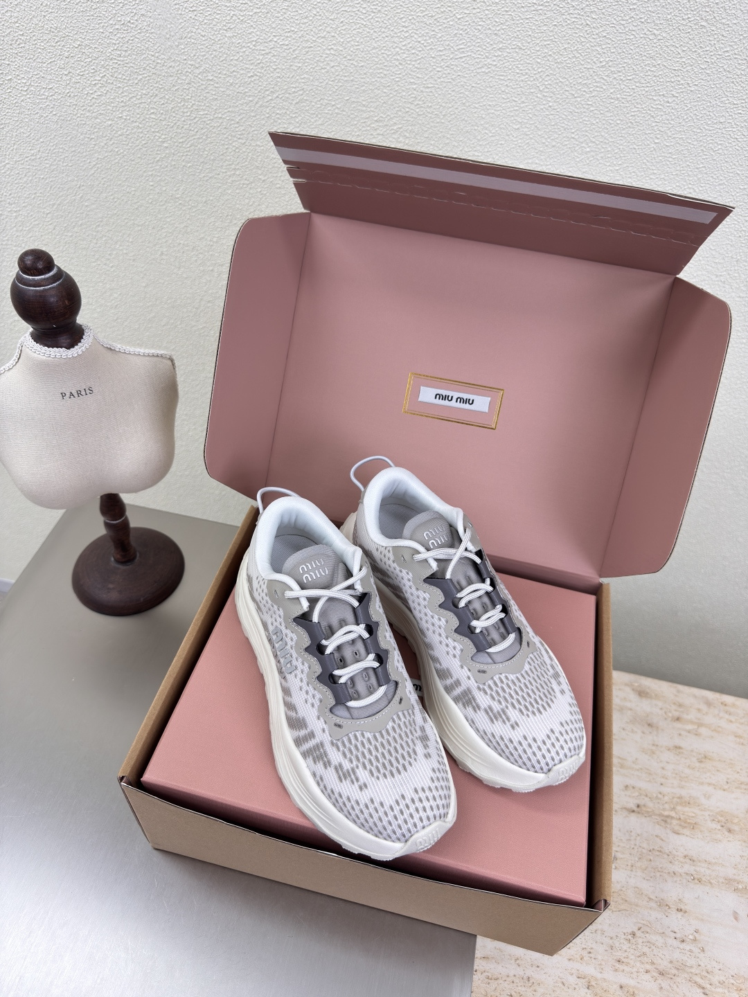 NO:408451,miu'miu thick sole flying weaving comfortable sneakers gray flying weaving pair thick sole design series miu'miu classic comfort production (airplane box 10) original consistent molded non-slip sole High-version Fabric calfskin with flying weaving original consistent matching design girlish comfort benchmarking 35 36 37 38 39 40 (customized for 40 sizes) configuration original packaging, dad shoes, miumiu, sneakers, cowhide19860909miu'miu 厚底飞织舒适运动鞋 灰色 飞织 对版 厚底 设计 系列 miu'miu 经典舒适 制作 （飞机盒10） 原版一致 成型防滑大底 高版本  面料小牛皮搭配飞织   原版一致 对版 设计 少女感 舒适  对标对版 35 36 37 38 39 40（40 码定制） 配置原版包装,老爹鞋,miumiu,sneakers,cowhide,Women's Shoes