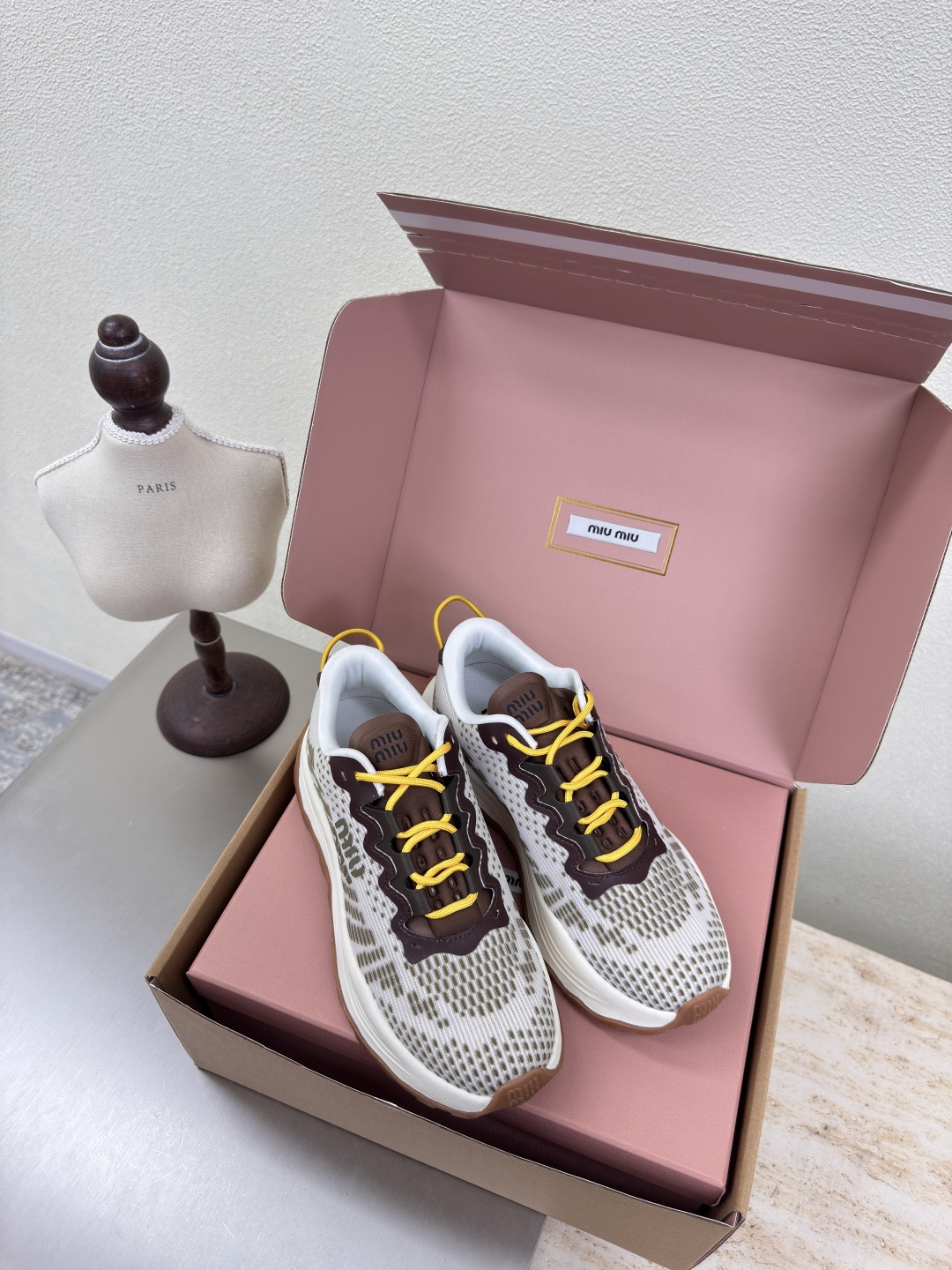 NO:408454,miu'miu thick sole flying weaving comfortable sneakers olive green flying weaving paired thick sole design series miu'miu classic comfort production (airplane box 10) original consistent molded non-slip sole High-version Fabric calfskin matched fly weaving original consistent matching design girlish feeling comfortable benchmarking version 35 36 37 38 39 40 (40 size customization) configuration original packaging, dad shoes, miumiu, sneakers, cowhide19860909miu'miu 厚底飞织舒适运动鞋 橄榄绿飞织 对版 厚底 设计 系列 miu'miu 经典舒适 制作 （飞机盒10） 原版一致 成型防滑大底 高版本  面料小牛皮搭配飞织   原版一致 对版 设计 少女感 舒适  对标对版 35 36 37 38 39 40（40 码定制） 配置原版包装,老爹鞋,miumiu,sneakers,cowhide,Women's Shoes