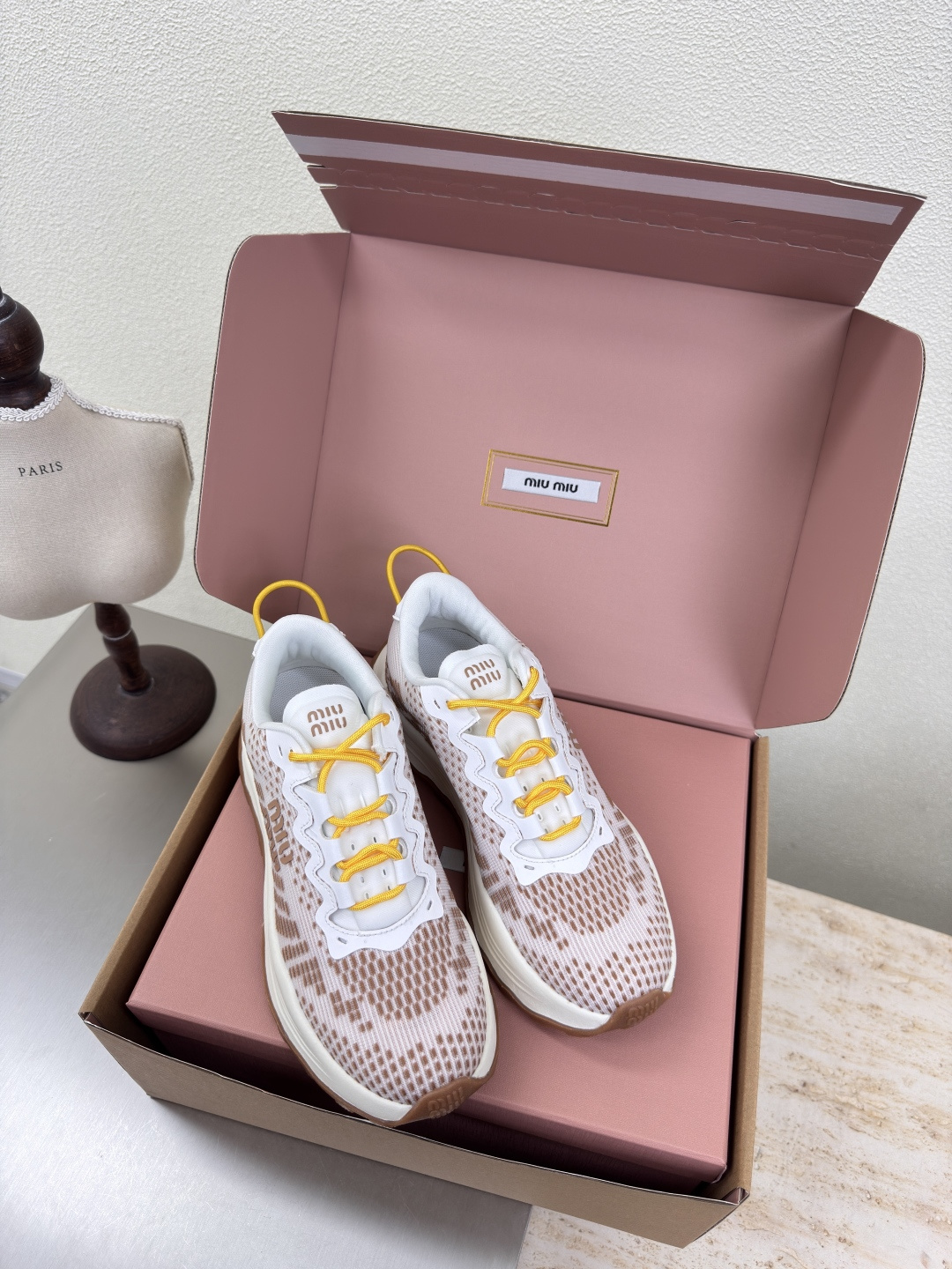 NO:408457,miu'miu thick sole flying weaving comfortable sneakers pink flying weaving pair thick sole design series miu'miu classic comfort production (airplane box 10) original consistent molded non-slip sole High-version Fabric calfskin matched fly weaving original consistent design girlish comfort benchmarking 35 36 37 38 39 40 (customized for 40 sizes) configuration original packaging, dad shoes, miumiu, sneakers, cowhide19860909miu'miu 厚底飞织舒适运动鞋 粉色飞织 对版 厚底 设计 系列 miu'miu 经典舒适 制作 （飞机盒10） 原版一致 成型防滑大底 高版本  面料小牛皮搭配飞织   原版一致 对版 设计 少女感 舒适  对标对版 35 36 37 38 39 40（40 码定制） 配置原版包装,老爹鞋,miumiu,sneakers,cowhide,Women's Shoes