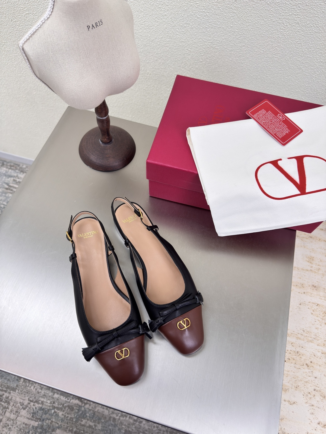 NO:408465,High-end version Warren 25ss Early autumn Fine work Calfskin Classic design High-end version Black and brown All-match wear Use ZP consistent hardware fasteners Extremely fine workmanship Always provide exquisite shoes for Warren fans The fabric is lambskin Facial is made of staring craftsmanship Hand-made traceless operation Detailed and thoughtful High-heel design Sexy Luxury Use brand logo Original consistent leather outsole Outsole Original stitch and thread Show high-end quality Excellent workmanship Comfortable Ergonomic design Logo full printing process Number of codes 35 36 37 38 39 40 41 42 (40 41 42 Customized) Configure original fine packaging, single shoe sandals, valentino, sandals, cowhide, sheepskin, Leather soles19860909高定版本 华伦25ss 早秋 精工细作 小牛皮  经典设计 高版本  黑配棕 百搭穿着 采用ZP一致的五金扣件 做工极为精细 一直为华伦粉丝提供精致的鞋履 面料采用小羊皮 打盯工艺 手工无痕操作 细致贴心  高跟设计 性感 奢侈 采用品牌logo  原版一致真皮大底 大底原版  一针一线尽显高端品质 做工优良 舒适 符合人体工程学设计 logo全印刷工艺 码数35 36 37 38 39 40 41 42（40 41 42 定制） 配置原版精细包装,单鞋凉鞋,valentino,sandals,cowhide,sheepskin,Leather soles,Women's Shoes