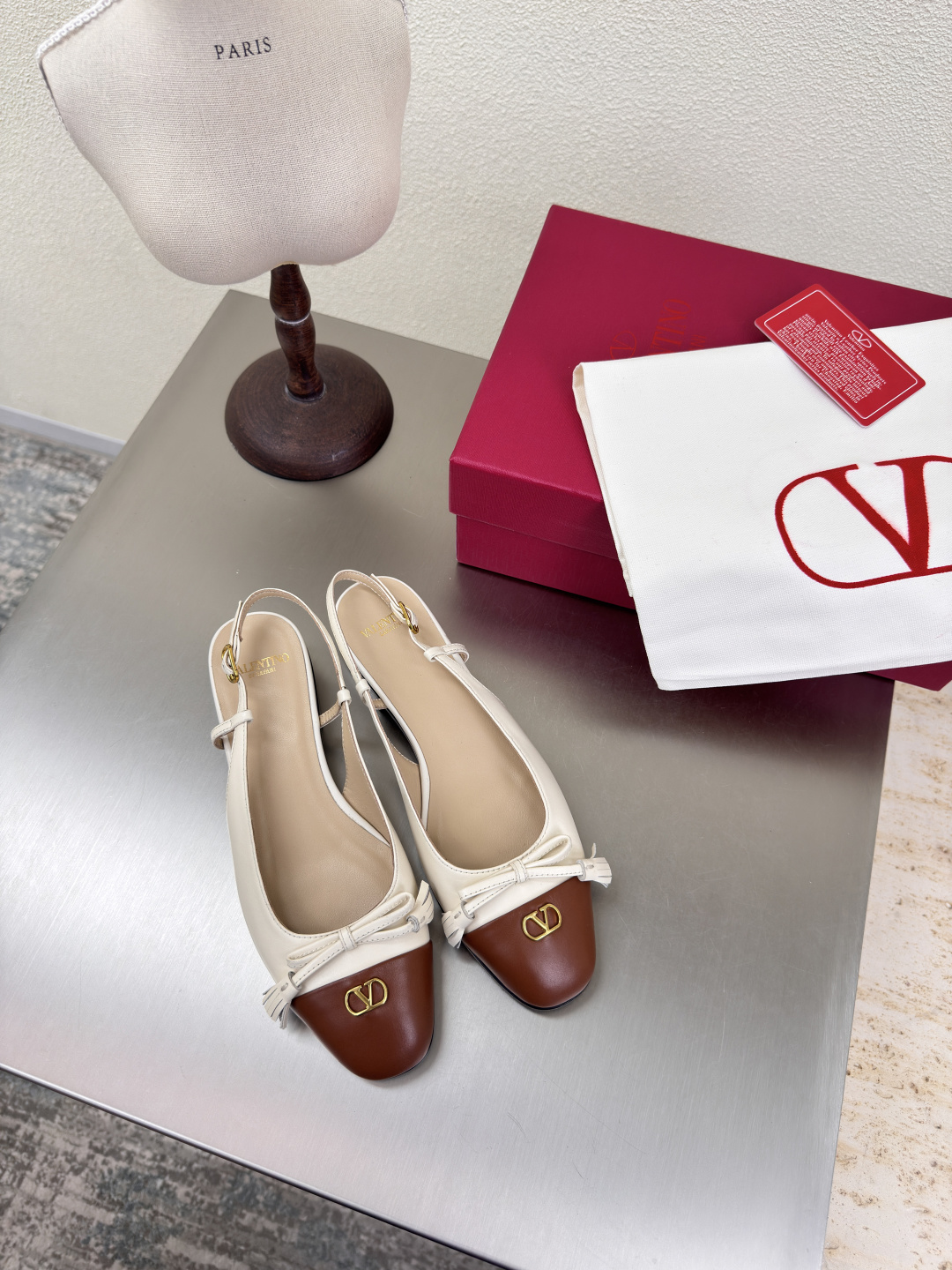 NO:408468,High-end version Warren 25ss Early autumn Fine work Calfskin Classic design High-end white with brown All-match wear Use ZP consistent hardware fasteners Extremely fine workmanship Always provide exquisite shoes for Warren fans The fabric is lambskin Fabric is made of staring craftsmanship Hand-made traceless operation Detailed and caring High-heel design Sexy and luxurious Use brand logo Original consistent leather outsole Outsole Original stitch and thread Show high-end quality Excellent workmanship Comfortable Ergonomic design Logo full printing process Number of codes 35 36 37 38 39 40 41 42 (40 41 42 Customized) Configure original fine packaging, single shoe sandals, valentino, sandals, cowhide, sheepskin, Leather soles19860909高定版本 华伦25ss 早秋 精工细作 小牛皮  经典设计 高版本  白配棕 百搭穿着 采用ZP一致的五金扣件 做工极为精细 一直为华伦粉丝提供精致的鞋履 面料采用小羊皮 打盯工艺 手工无痕操作 细致贴心  高跟设计 性感 奢侈 采用品牌logo  原版一致真皮大底 大底原版  一针一线尽显高端品质 做工优良 舒适 符合人体工程学设计 logo全印刷工艺 码数35 36 37 38 39 40 41 42（40 41 42 定制） 配置原版精细包装,单鞋凉鞋,valentino,sandals,cowhide,sheepskin,Leather soles,Women's Shoes