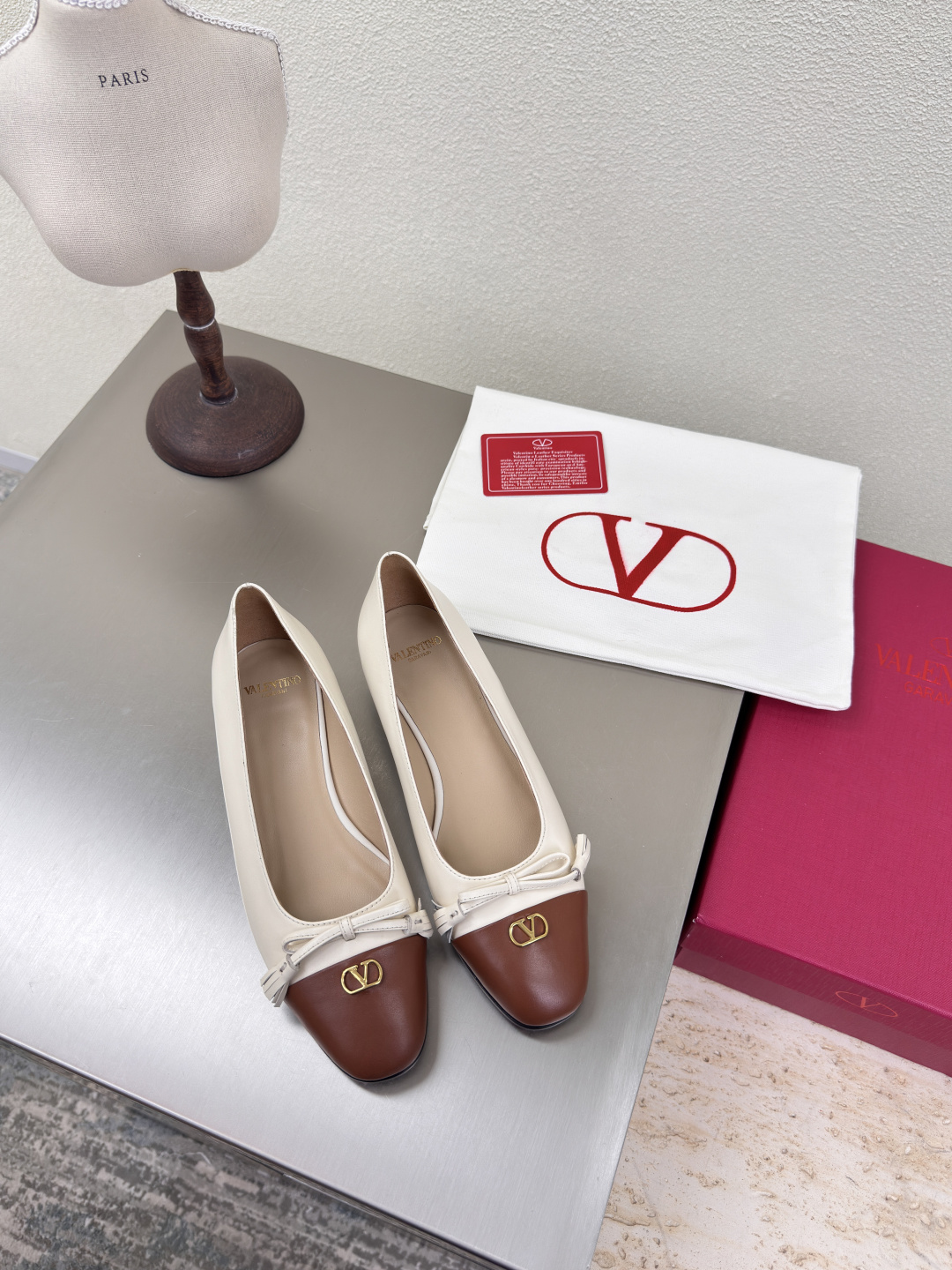 NO:408471,High-end version Warren 25ss Early autumn Fine work Calfskin Classic design High-end flat shoes White and brown versatile wear Use ZP consistent hardware fasteners Extremely fine workmanship Always provide exquisite shoes for Warren fans The fabric is lambskin Fabric is made of staring craftsmanship Hand-made traceless operation Detailed and thoughtful High-heel design Sexy Luxury Brand logo Original consistent leather outsole Outsole Original stitch and thread Show high-end quality Excellent workmanship Comfortable Ergonomic design Logo full printing process Number of codes 35 36 37 38 39 40 41 42 (40 41 42 Customized) Configure original fine packaging, single shoe sandals, valentino, sandals, cowhide, sheepskin, Leather soles19860909高定版本 华伦25ss 早秋 精工细作 小牛皮  经典设计 高版本 平底单鞋   白配棕 百搭穿着 采用ZP一致的五金扣件 做工极为精细 一直为华伦粉丝提供精致的鞋履 面料采用小羊皮 打盯工艺 手工无痕操作 细致贴心  高跟设计 性感 奢侈 采用品牌logo  原版一致真皮大底 大底原版  一针一线尽显高端品质 做工优良 舒适 符合人体工程学设计 logo全印刷工艺 码数35 36 37 38 39 40 41 42（40 41 42 定制） 配置原版精细包装,单鞋凉鞋,valentino,sandals,cowhide,sheepskin,Leather soles,Women's Shoes