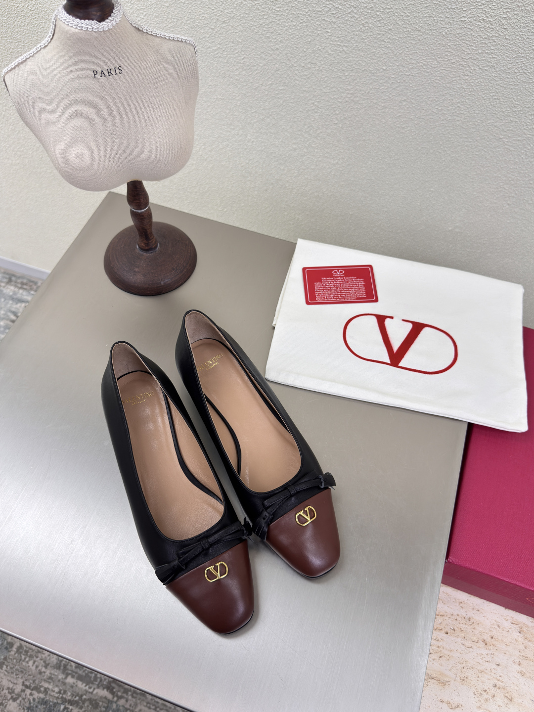 NO:408474,Single shoes, high-end version, Warren 25ss early autumn, fine work, calfskin, classic design, high-end version, flat shoes, black, brown, versatile wear, ZP consistent hardware fastener, extremely fine workmanship, always providing exquisite shoes for Warren fans The fabric is lambskin, staring craft, hand-made traceless operation, meticulous and considerate, high-heel design, sexy, luxury, brand logo, original consistent leather outsole, outsole original, one needle and one thread to show high-end quality, excellent workmanship, comfortable, Ergonomic design, full-print logo, code 35 36 37 38 39 40 41 42 (40 41 42 customized) configuration, original fine packaging, single shoes sandals, valentino, sandals, cowhide, sheepskin, Leather soles19860909单鞋 高定版本 华伦25ss 早秋 精工细作 小牛皮  经典设计 高版本 平底单鞋   黑 配棕 百搭穿着 采用ZP一致的五金扣件 做工极为精细 一直为华伦粉丝提供精致的鞋履 面料采用小羊皮 打盯工艺 手工无痕操作 细致贴心  高跟设计 性感 奢侈 采用品牌logo  原版一致真皮大底 大底原版  一针一线尽显高端品质 做工优良 舒适 符合人体工程学设计 logo全印刷工艺 码数35 36 37 38 39 40 41 42（40 41 42 定制） 配置原版精细包装,单鞋凉鞋,valentino,sandals,cowhide,sheepskin,Leather soles,Women's Shoes