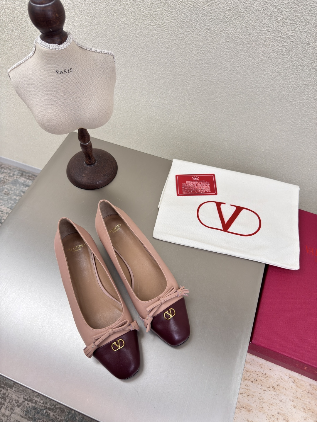 NO:408477,Single shoes, high-end version, Warren 25ss early autumn, fine work, calfskin, classic design, high-end version, flat shoes, pink, brown, versatile wear, ZP consistent hardware fastener, extremely fine workmanship, always providing exquisite shoes for Warren fans The fabric is lambskin, staring craft, hand-made traceless operation, meticulous and considerate, high-heel design, sexy, luxury, brand logo, original consistent leather outsole, outsole original, one needle and one thread to show high-end quality, excellent workmanship, comfortable, Ergonomic design, full-print logo, code 35 36 37 38 39 40 41 42 (40 41 42 customized) configuration, original fine packaging, single shoe sandals, valentino, sandals, cowhide, sheepskin, Leather soles19860909单鞋 高定版本 华伦25ss 早秋 精工细作 小牛皮  经典设计 高版本 平底单鞋   粉 配棕 百搭穿着 采用ZP一致的五金扣件 做工极为精细 一直为华伦粉丝提供精致的鞋履 面料采用小羊皮 打盯工艺 手工无痕操作 细致贴心  高跟设计 性感 奢侈 采用品牌logo  原版一致真皮大底 大底原版  一针一线尽显高端品质 做工优良 舒适 符合人体工程学设计 logo全印刷工艺 码数35 36 37 38 39 40 41 42（40 41 42 定制） 配置原版精细包装,单鞋凉鞋,valentino,sandals,cowhide,sheepskin,Leather soles,Women's Shoes