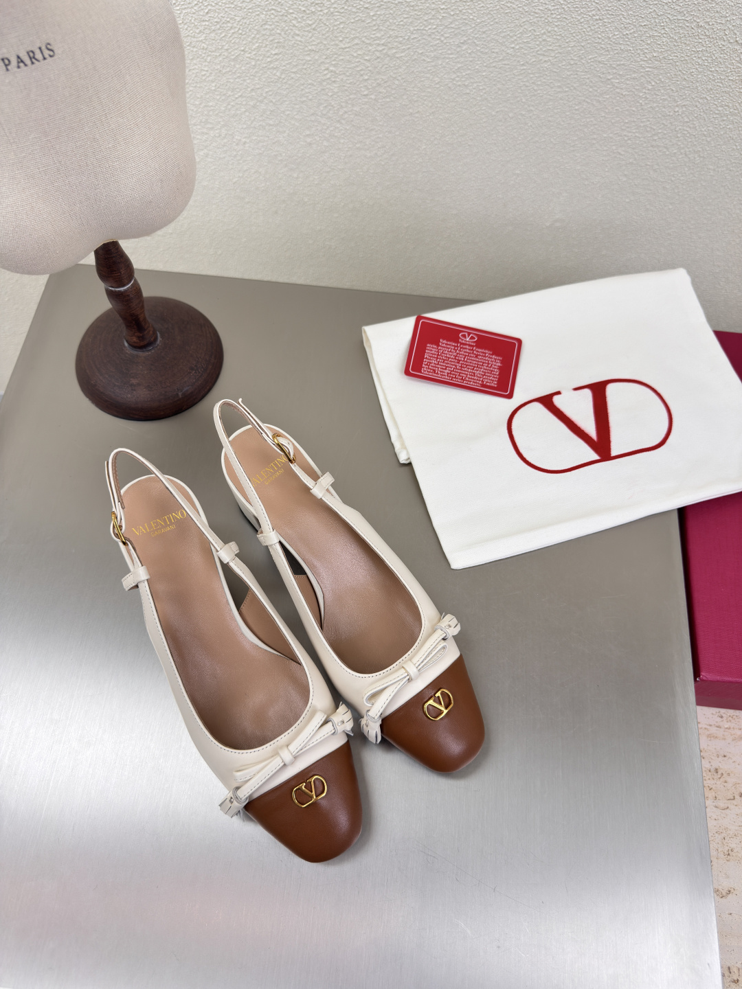 NO:409719,Medium heel, back space, high-end version, Warren 25ss early autumn, fine work, calfskin, classic design, high version, white and brown, versatile wear, ZP consistent hardware fastener, extremely fine workmanship, always providing exquisite shoes for Warren fans The fabric is lambskin, staring craft, hand-made and traceless operation, meticulous and considerate, high heel design, sexy, luxury, brand logo, original consistent leather outsole, outsole original, one needle and one thread to show high-end quality, excellent workmanship, comfortable, Ergonomic design, full printing process of logo, code number 35 36 37 38 39 40 41 42 (40 41 42 customized) configuration, original fine packaging, high heels, valentino, sandals, high heels, cowhide, sheepskin, Leather  soles19860909中跟 后空 高定版本 华伦25ss 早秋 精工细作 小牛皮  经典设计 高版本   白配棕 百搭穿着 采用ZP一致的五金扣件 做工极为精细 一直为华伦粉丝提供精致的鞋履 面料采用小羊皮 打盯工艺 手工无痕操作 细致贴心  高跟设计 性感 奢侈 采用品牌logo  原版一致真皮大底 大底原版  一针一线尽显高端品质 做工优良 舒适 符合人体工程学设计 logo全印刷工艺 码数35 36 37 38 39 40 41 42（40 41 42 定制） 配置原版精细包装,高跟鞋凉鞋,valentino,sandals,high heels,cowhide,sheepskin,Leather soles,Women's Shoes