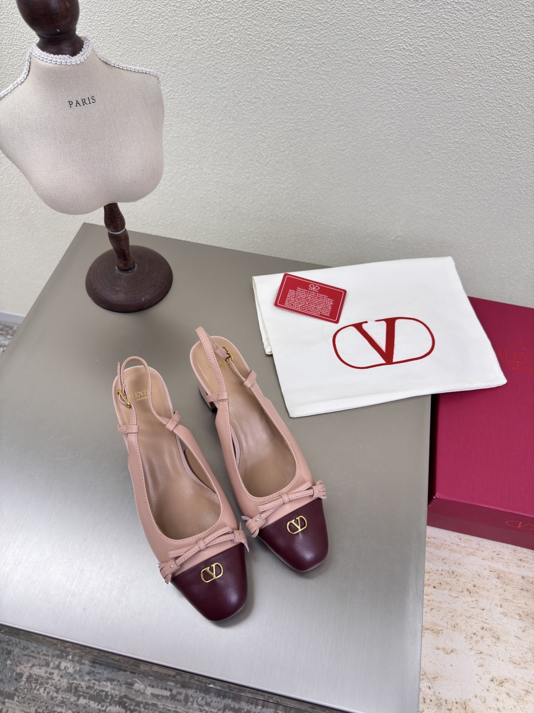 NO:409723,Medium heel, back space, high-end version, Warren 25ss early autumn, fine work, calfskin, classic design, high version, pink and brown, versatile wear, ZP consistent hardware fastener, extremely fine workmanship, always providing exquisite shoes for Warren fans The fabric is lambskin, staring craft, hand-made and traceless operation, meticulous and considerate, high heel design, sexy, luxury, brand logo, original consistent leather outsole, outsole original, one needle and one thread to show high-end quality, excellent workmanship, comfortable, Ergonomic design, full printing process of logo, code number 35 36 37 38 39 40 41 42 (40 41 42 customized) configuration original fine packaging, high heels, valentino, sandals, high heels, cowhide, sheepskin, Leather  soles19860909中跟 后空 高定版本 华伦25ss 早秋 精工细作 小牛皮  经典设计 高版本   粉配棕 百搭穿着 采用ZP一致的五金扣件 做工极为精细 一直为华伦粉丝提供精致的鞋履 面料采用小羊皮 打盯工艺 手工无痕操作 细致贴心  高跟设计 性感 奢侈 采用品牌logo  原版一致真皮大底 大底原版  一针一线尽显高端品质 做工优良 舒适 符合人体工程学设计 logo全印刷工艺 码数35 36 37 38 39 40 41 42（40 41 42 定制） 配置原版精细包装,高跟鞋凉鞋,valentino,sandals,high heels,cowhide,sheepskin,Leather soles,Women's Shoes