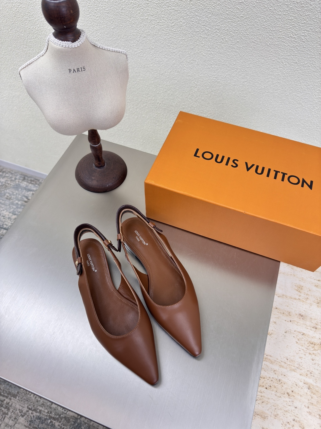 NO:409716,The flat-soled high-end ZP consistent L donkey, back-short shoes, high quality, flawless 3 colors, high quality, worry-free after-sales service. Brown and presbyopia logo make LV still provide stunning and desire for creators and young players. The 3 new colors have been produced and new again. The real thing has been fully exposed and is expected to be released in the near future!  Material top layer calfskin High quality Flawless Sole Italian leather outsole Digest technology Size 35 36 37 38 39 40 41 42 (40 41 42 Customized) Matched with original packaging, high heels, sandals, louis vuitton, louis vuitton, sandals, high heels, cowhide, Leather soles19860909平底高版本 ZP一致 L驴 后空单鞋 高品质 无瑕疵 3种配色  高品质 售后无忧 棕色搭配老花logo 使得 LV  仍能为创作者、青年玩家,提供惊艳和渴望. 3 种款新配色再次高产上新,目前实物已经全面曝光,预计将在近期陆续发布！ 材质头层小牛皮 高品质 无瑕疵 鞋底意大利真皮大底 透染工艺 码数 35 36 37 38 39 40 41 42（40 41 42定制） 搭配原版包装,高跟鞋凉鞋,louis vuitton,louis vuitton,sandals,high heels,cowhide,Leather soles,Women's Shoes