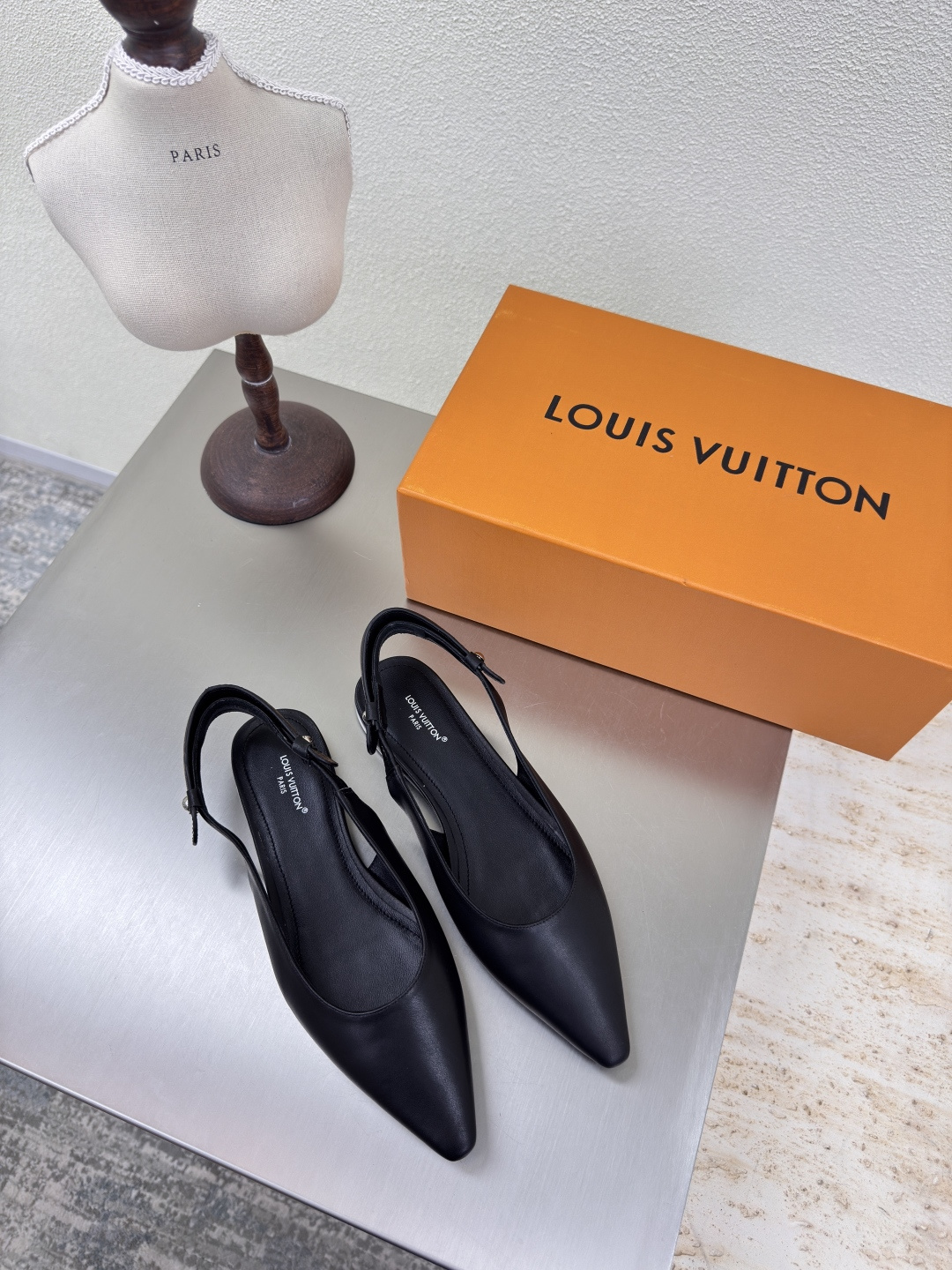 NO:409718,The high-stand version of flat-soled ZP consistent L donkey, back-short shoes, high quality, flawless 3 colors, high quality, worry-free after-sales service. Black and presbyopic logo enable LV to still provide stunning and desire for creators and young players. The 3 new colors have been produced and have been fully exposed. The actual product is expected to be released in the near future!  Material top layer calfskin High quality Flawless Sole Italian leather outsole Digest technology Size 35 36 37 38 39 40 41 42 (40 41 42 Customized) Matched with original packaging, high heels, sandals, louis vuitton, louis vuitton, sandals, high heels, cowhide, Leather soles19860909平底高版本 ZP一致 L驴 后空单鞋 高品质 无瑕疵 3种配色  高品质 售后无忧 黑色搭配老花logo 使得 LV  仍能为创作者、青年玩家,提供惊艳和渴望. 3 种款新配色再次高产上新,目前实物已经全面曝光,预计将在近期陆续发布！ 材质头层小牛皮 高品质 无瑕疵 鞋底意大利真皮大底 透染工艺 码数 35 36 37 38 39 40 41 42（40 41 42定制） 搭配原版包装,高跟鞋凉鞋,louis vuitton,louis vuitton,sandals,high heels,cowhide,Leather soles,Women's Shoes