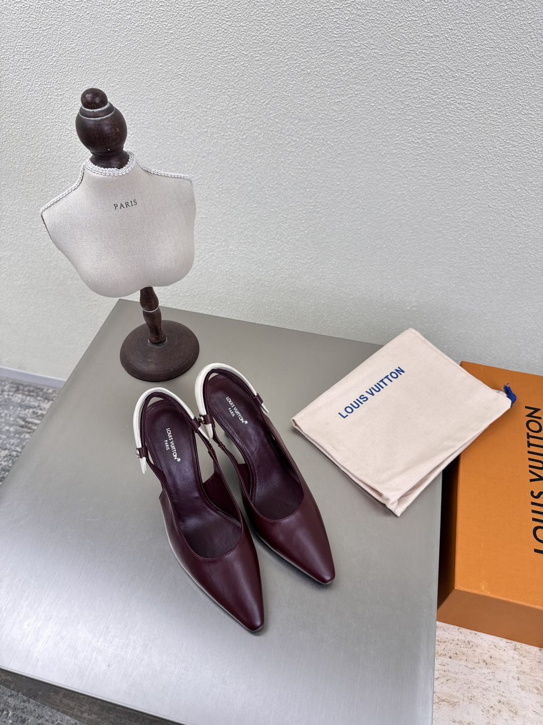 NO:409713,High heels 9cm high version ZP consistent L donkey, back short shoes, high quality, flawless 3 colors, high quality, worry-free after-sales service. Burgundy and beige calfskin logo make LV still provide stunning and desire for creators and young players. The 3 new colors have been produced and new again. The real thing has been fully exposed and is expected to be released in the near future!  Material top layer calfskin High quality Flawless Sole Italian leather outsole Digest technology Size 35 36 37 38 39 40 41 42 (40 41 42 Customized) Matched with original packaging, high heels, sandals, louis vuitton, louis vuitton, sandals, high heels, cowhide, Leather soles19860909高跟 9cm 高版本 ZP一致 L驴 后空单鞋 高品质 无瑕疵 3种配色  高品质 售后无忧 酒红色搭配米白小牛皮 logo 使得 LV  仍能为创作者、青年玩家,提供惊艳和渴望. 3 种款新配色再次高产上新,目前实物已经全面曝光,预计将在近期陆续发布！ 材质头层小牛皮 高品质 无瑕疵 鞋底意大利真皮大底 透染工艺 码数 35 36 37 38 39 40 41 42（40 41 42定制） 搭配原版包装,高跟鞋凉鞋,louis vuitton,louis vuitton,sandals,high heels,cowhide,Leather soles,Women's Shoes