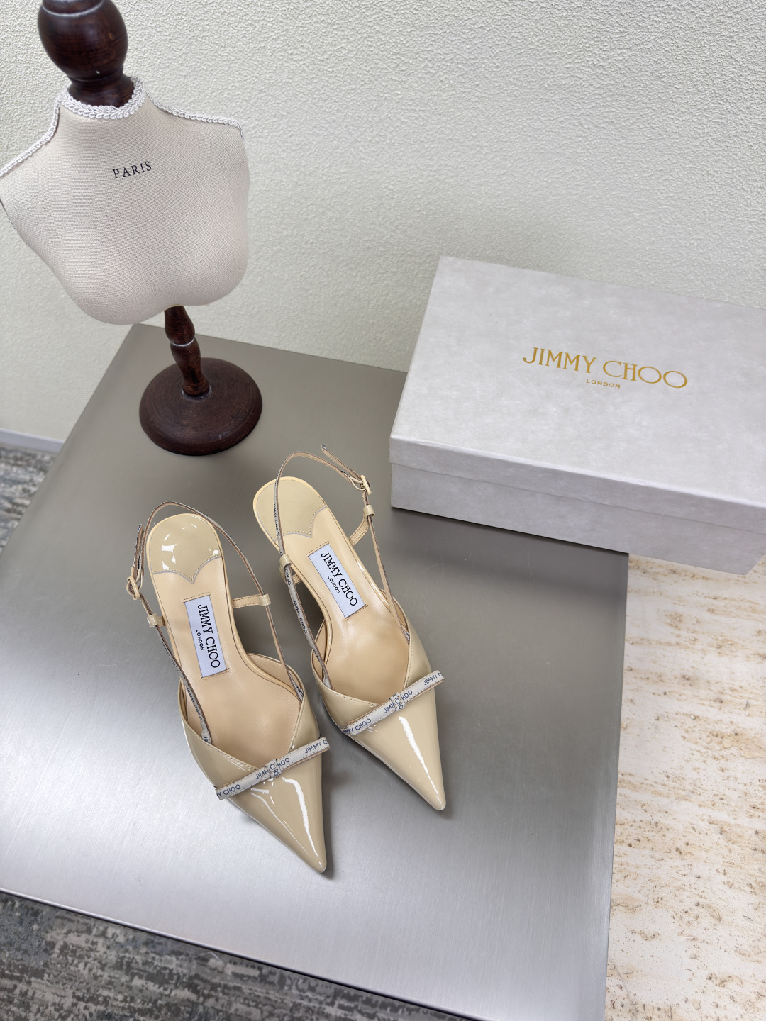 NO:411878,Simple webbing logo, empty shoes, 25 accessories, series JimmyChoo Collins Store Apricot color, Jimmy Choo webbing series classic works, Recently, many babies have come to the Collins Street store to confess this series! They are also the treasures of the store, currently in the window. I believe that babies passing by the Collins Street store have seen it. 6.5 cm Simple brand webbing logo, lambskin lining, Italian leather outsole, configuration and quality packaging 35 36 37 38 39 40 41 42 (40 41 42 Customized), semi-torched high heels, jimmy choo, high heels, sheepskin, Leather soles19860909简约织带logo 后空鞋 25 配饰 系列 JimmyChoo Collins Store  杏色 Jimmy Choo 织带 系列经典之作 最近好多宝宝来到Collins Street店来表白这个系列!他们也作为镇店之宝目前摆在橱窗 相信路过Collins Street店的宝宝都有看到过哦 6.5 cm  简约品牌织带logo  小羊皮内里 意大利真皮大底 配置精品包装 35 36 37 38 39 40 41 42（40 41 42 定制）,半拖高跟鞋,jimmy choo,high heels,sheepskin,Leather soles,Women's Shoes