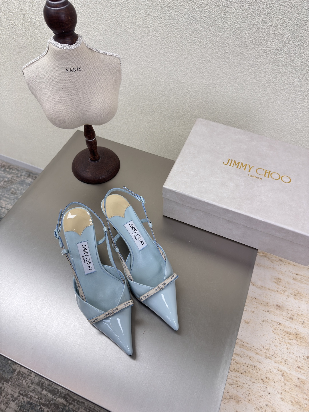 NO:411884,Simple webbing logo, empty shoes, 25 accessories, series JimmyChoo Collins Store, light blue, Jimmy Choo, webbing, classic works, Recently, many babies have come to the Collins Street store to confess their love to this series! They are also the treasures of the store, currently in the window. I believe that babies passing by the Collins Street store have seen it. 6.5 cm Simple brand webbing logo, lambskin lining, Italian leather outsole, configuration and quality packaging 35 36 37 38 39 40 41 42 (40 41 42 Customized), semi-tork high heels, jimmy choo, high heels, sheepskin, Leather soles19860909简约织带logo 后空鞋 25 配饰 系列 JimmyChoo Collins Store  浅蓝 Jimmy Choo 织带 系列经典之作 最近好多宝宝来到Collins Street店来表白这个系列!他们也作为镇店之宝目前摆在橱窗 相信路过Collins Street店的宝宝都有看到过哦 6.5 cm  简约品牌织带logo  小羊皮内里 意大利真皮大底 配置精品包装 35 36 37 38 39 40 41 42（40 41 42 定制）,半拖高跟鞋,jimmy choo,high heels,sheepskin,Leather soles,Women's Shoes
