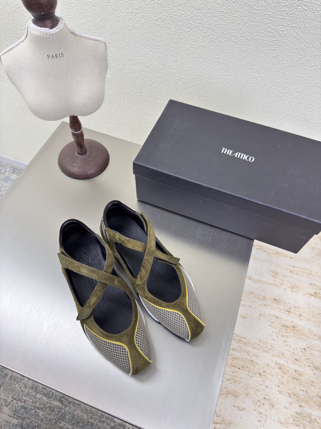 NO:409706,THE ATTICO ballet shoes Italian niche popular olive green original uniform open mold three-dimensional upper full texture brand classic logo anti-slip sole upper metal leather/beef reverse velvet inner foot pad imported sheepskin inner height 2cm Size 35 36 37 38 39 40 (40 customization), ballet shoes, sheepskin19860909THE ATTICO芭蕾鞋 意大利小众爆款  橄榄绿 原版一致开模立体鞋面 饱满有质感 品牌经典logo防滑大底 鞋面金属皮/牛反绒 内里垫脚进口羊皮 内增高2cm 尺码35 36 37 38 39 40（40定制）,芭蕾舞鞋,sheepskin,Women's Shoes