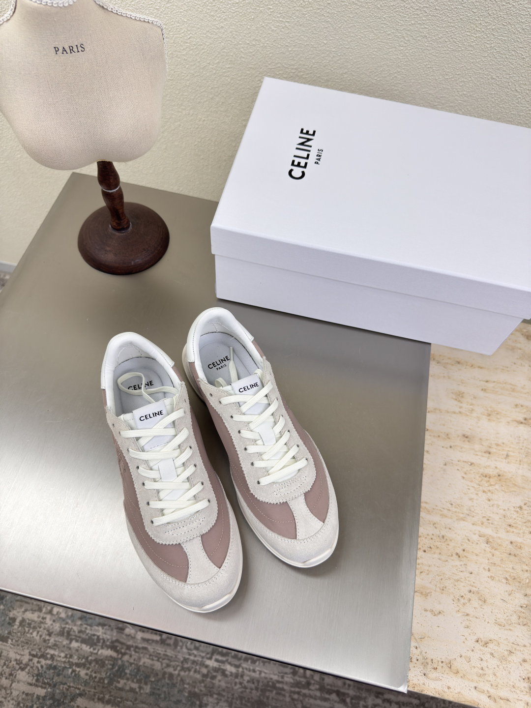 NO:409697,CELINE 25ss early autumn sneakers with airplane box boutique Arc de Triomphe series casual sports shoes Celine Family elements design logo off-white high mercerized beef reverse velvet leather paired with lotus root pink original fabric three-dimensional embroidery Arc de Triomphe made of steel stamped calfskin full three-dimensional sense benchmarking version comfortable and high-end inner lambskin original design midsole chooses original consistent version fixed midsole Original consistent molding thick sole Clear three-dimensional Small details see great focus Original consistent fabric Configuration original packaging 35 36 37 38 39 40 41 40 41 Customized size Super beautiful Super age-reducing, casual shoes/sports shoes, celine, celine, sneakers, cowhide, sheepskin19860909CELINE 25ss早秋 运动鞋 带飞机盒 精品 凯旋门系列 休闲 运动鞋   赛琳 家族元素设计 logo   米白色高丝光牛反绒皮 搭配藕粉色原版织物  立体绣花 凯旋门  钢印压模小牛皮而成  立体感十足 对标对版  舒适高端   内里小羊皮  原版设计 中底选用原版一致 定型中底  原版一致成型厚底 清晰 立体  小细节见大专注  原版一致面料  配置原版包装  35 36 37 38 39 40 41  40 41 码定制 超级美 超级减龄,休闲鞋/运动鞋,celine,celine,sneakers,cowhide,sheepskin,Women's Shoes