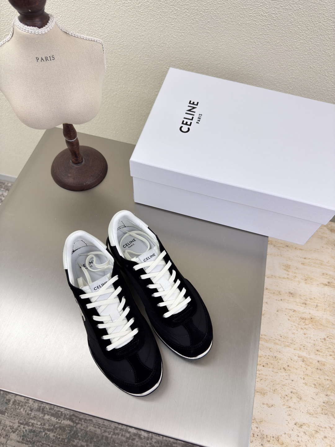 NO:409705,CELINE 25ss early autumn sneakers with airplane box boutique Arc de Triomphe series casual sports shoes Celine Family elements design logo black high mercerized beef velvet leather paired with black original fabric three-dimensional embroidery Arc de Triomphe made of steel stamped calfskin full of three-dimensionality Benchmark version Comfortable high-end inner lambskin Original design Midsole choose original consistent version Setting midsole Original consistent molding thick sole Clear three-dimensional Focus on small details Original consistent fabric Configuration original packaging 35 36 37 38 39 40 41 40 41 Customized size Super beautiful Super age-reducing, casual shoes/sports shoes, celine, celine, sneakers, cowhide, sheepskin19860909CELINE 25ss早秋 运动鞋 带飞机盒 精品 凯旋门系列 休闲 运动鞋   赛琳 家族元素设计 logo   黑色 高丝光牛反绒皮 搭黑色原版织物  立体绣花 凯旋门  钢印压模小牛皮而成  立体感十足 对标对版  舒适高端   内里小羊皮  原版设计 中底选用原版一致 定型中底  原版一致成型厚底 清晰 立体  小细节见大专注  原版一致面料  配置原版包装  35 36 37 38 39 40 41  40 41 码定制 超级美 超级减龄,休闲鞋/运动鞋,celine,celine,sneakers,cowhide,sheepskin,Women's Shoes