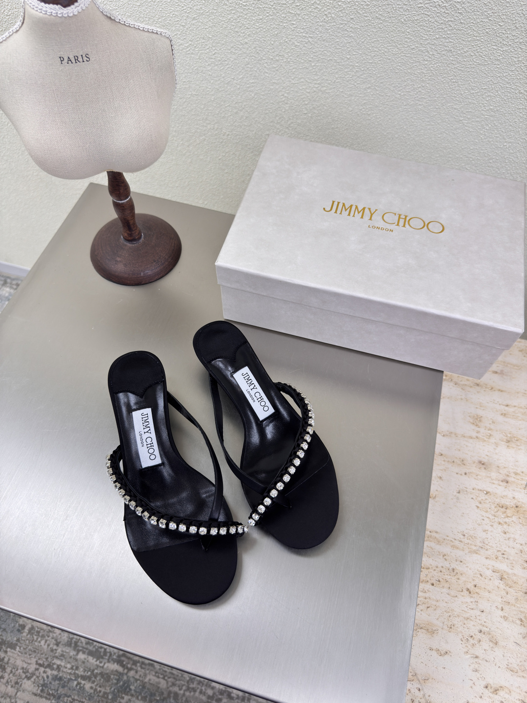 NO:411890,JC Diamond Chain Flips Cat Heel Series 25 Accessories Series JimmyChoo Collins Store Black Jimmy Choo Cat Heel Series Classics Recently many babies came to the Collins Street store to confess their love to this series! They are also the treasures of the store. I believe that babies passing by the Collins Street store have seen it. Diamond Chain Flips Simple brand webbing logo Lambskin inner Italian leather outsole configuration quality packaging 35 36 37 38 39 40 41 42 (40 41 42 Customized), split-toed shoes, jimmy choo, sheepskin, Leather soles19860909JC钻链人字拖 猫跟系列 25 配饰 系列 JimmyChoo Collins Store  黑色 Jimmy Choo 猫跟 系列经典之作 最近好多宝宝来到Collins Street店来表白这个系列!他们也作为镇店之宝目前摆在橱窗 相信路过Collins Street店的宝宝都有看到过哦  钻链 人字拖  简约品牌织带logo  小羊皮内里 意大利真皮大底 配置精品包装 35 36 37 38 39 40 41 42（40 41 42 定制）,分趾鞋,jimmy choo,sheepskin,Leather soles,Women's Shoes