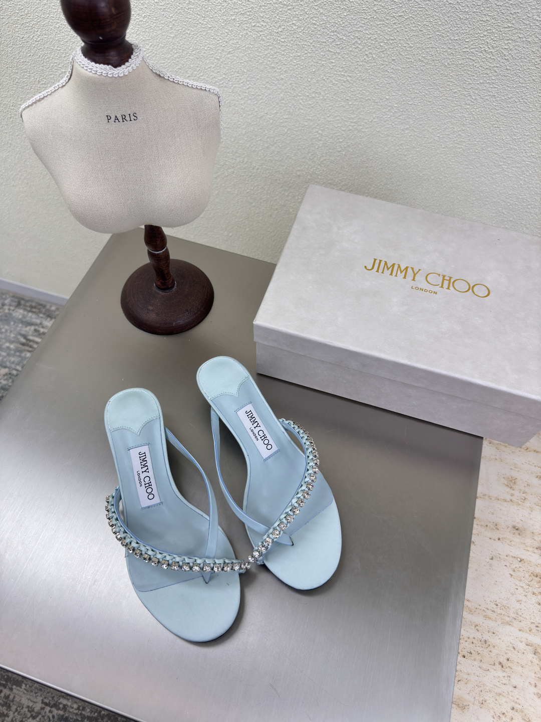 NO:411896,JC Diamond Chain Flip Flops Cat Heel Series 25 Accessories Series JimmyChoo Collins Store Light Blue Jimmy Choo Cat Heel Series Classics Recently many babies came to the Collins Street store to confess their love to this series! They are also the treasures of the store. I believe that babies passing by the Collins Street store have seen it. Diamond Chain Flip Flops Simple brand webbing logo Lambskin inner Italian leather outsole configuration quality packaging 35 36 37 38 39 40 41 42 (40 41 42 customized), split-toed shoes, jimmy choo, sheepskin, Leather soles19860909JC钻链人字拖 猫跟系列 25 配饰 系列 JimmyChoo Collins Store  浅蓝 Jimmy Choo 猫跟 系列经典之作 最近好多宝宝来到Collins Street店来表白这个系列!他们也作为镇店之宝目前摆在橱窗 相信路过Collins Street店的宝宝都有看到过哦  钻链 人字拖  简约品牌织带logo  小羊皮内里 意大利真皮大底 配置精品包装 35 36 37 38 39 40 41 42（40 41 42 定制）,分趾鞋,jimmy choo,sheepskin,Leather soles,Women's Shoes