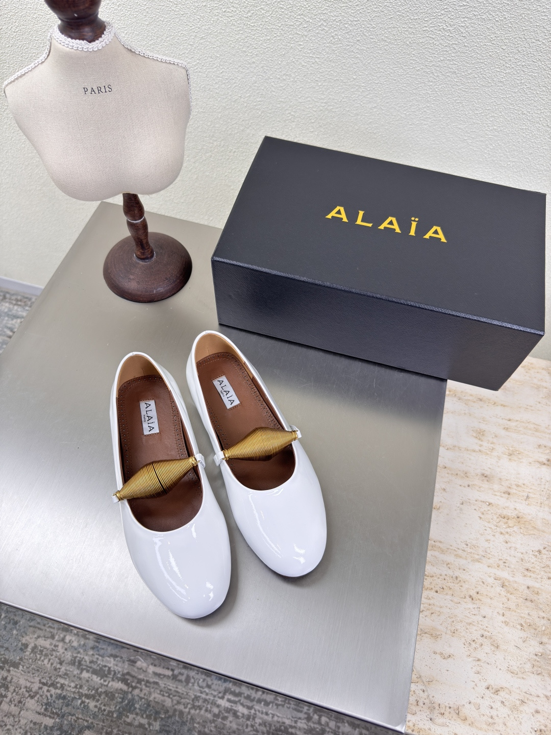 NO:411866,Spring decoration Flat-sole single shoes Flat-sole Alaia slippers from Paris Fall in love at first sight White Calf patent leather High-end Classic Flat-sole patent leather Alaia has another sexy side I can easily control it with different styles, whether it is jeans, suit pants, or pleated skirts, it can enhance your outfit to fashion, elegance and excellence The fabric is made of lambskin and the ultimate sexy inner sheepskin Outsole Original consistent leather outsole 34 35 36 37 38 39 40 41 (34 40 41 Customized) Configure original packaging, single shoes, alaia, slippers, skirts, jeans, business suit, sheepskin, Leather soles19860909弹簧装饰 平底单鞋 平底Alaia 拖鞋来自巴黎 一见倾心 白色 小牛漆皮  高级 经典 平底 小牛漆皮 阿莱娅还有另外性感的一面  配上不同款式,不同风格都能轻松驾驭,无论牛仔裤,西装裤,还是百褶裙,都能将你的穿搭提升到时尚,优雅和卓越之中 面料选用小羊皮搭配性感极致 内里羊皮 大底原版一致真皮大底 34 35 36 37 38 39 40 41(34 40 41定制) 配置原版包装,单鞋,alaia,slippers,skirts,jeans,business suit,sheepskin,Leather soles,Women's Shoes