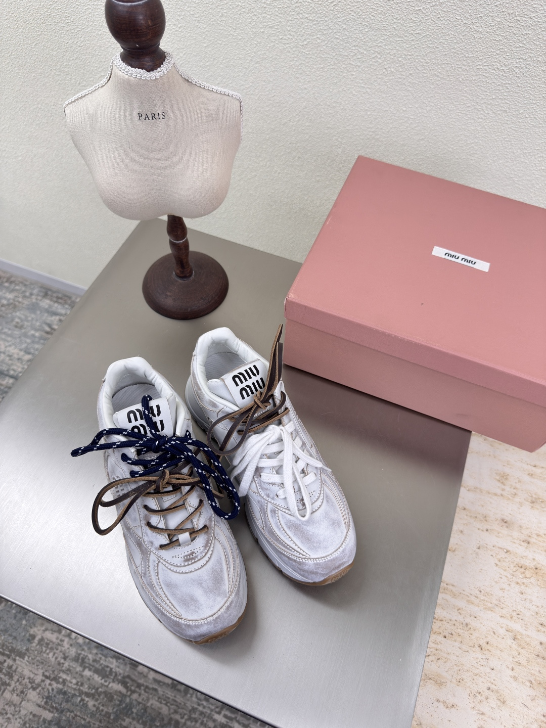 NO:411871,Color-stained dad shoes miu'miu comfortable sneakers cement grey polished paired thick sole design series miu'miu classic comfort production (airplane box 10) original consistent molded non-slip sole High-version Fabric colored calfskin original consistent matching design girlish feeling comfortable benchmarking version 35 36 37 38 39 40 (40 size customization) configuration original packaging, casual shoes/sports shoes, miumiu, sneakers, cowhide19860909擦色老爹鞋 miu'miu 舒适运动鞋 水泥灰擦色 对版 厚底 设计 系列 miu'miu 经典舒适 制作 （飞机盒10） 原版一致 成型防滑大底 高版本  面料 擦色小牛皮   原版一致 对版 设计 少女感 舒适  对标对版 35 36 37 38 39 40（40 码定制） 配置原版包装,休闲鞋/运动鞋,miumiu,sneakers,cowhide,Women's Shoes