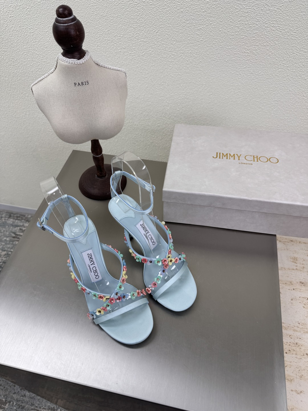NO:411859,JC Beautiful Little Flower Sandals 25 Accessories Series JimmyChoo Collins Store Light Blue Jimmy Choo Cat Heels Series Classics Recently many babies come to the Collins Street store to confess their love to this series! They are also the treasures of the store. I believe that babies passing by the Collins Street store have seen them. Little Flower Sandals Simple brand webbing logo Lambskin inner Italian leather outsole configuration quality packaging 35 36 37 38 39 40 41 42 (40 41 42 customized), high heels sandals, jimmy choo, sandals, high heels, sheepskin, Leather soles19860909JC 绝美小花 凉鞋 25 配饰 系列 JimmyChoo Collins Store  浅蓝 Jimmy Choo 猫跟 系列经典之作 最近好多宝宝来到Collins Street店来表白这个系列!他们也作为镇店之宝目前摆在橱窗 相信路过Collins Street店的宝宝都有看到过哦  小花凉鞋  简约品牌织带logo  小羊皮内里 意大利真皮大底 配置精品包装 35 36 37 38 39 40 41 42（40 41 42 定制）,高跟鞋凉鞋,jimmy choo,sandals,high heels,sheepskin,Leather soles,Women's Shoes