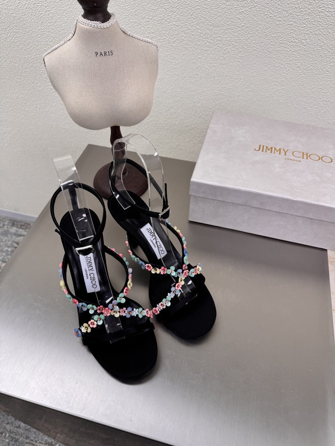 NO:411864,JC Beautiful Little Flower Sandals 25 Accessories Series JimmyChoo Collins Store Black Jimmy Choo Cat Heels Series Classic Works Recently many babies come to the Collins Street store to confess their love to this series! They are also the treasures of the store. I believe that babies passing by the Collins Street store have seen them. Little Flower Sandals Simple brand webbing logo Lambskin inner Italian leather outsole configuration quality packaging 35 36 37 38 39 40 41 42 (40 41 42 customized), high heels sandals, jimmy choo, sandals, high heels, sheepskin, Leather soles19860909JC 绝美小花 凉鞋 25 配饰 系列 JimmyChoo Collins Store  黑色 Jimmy Choo 猫跟 系列经典之作 最近好多宝宝来到Collins Street店来表白这个系列!他们也作为镇店之宝目前摆在橱窗 相信路过Collins Street店的宝宝都有看到过哦  小花凉鞋  简约品牌织带logo  小羊皮内里 意大利真皮大底 配置精品包装 35 36 37 38 39 40 41 42（40 41 42 定制）,高跟鞋凉鞋,jimmy choo,sandals,high heels,sheepskin,Leather soles,Women's Shoes