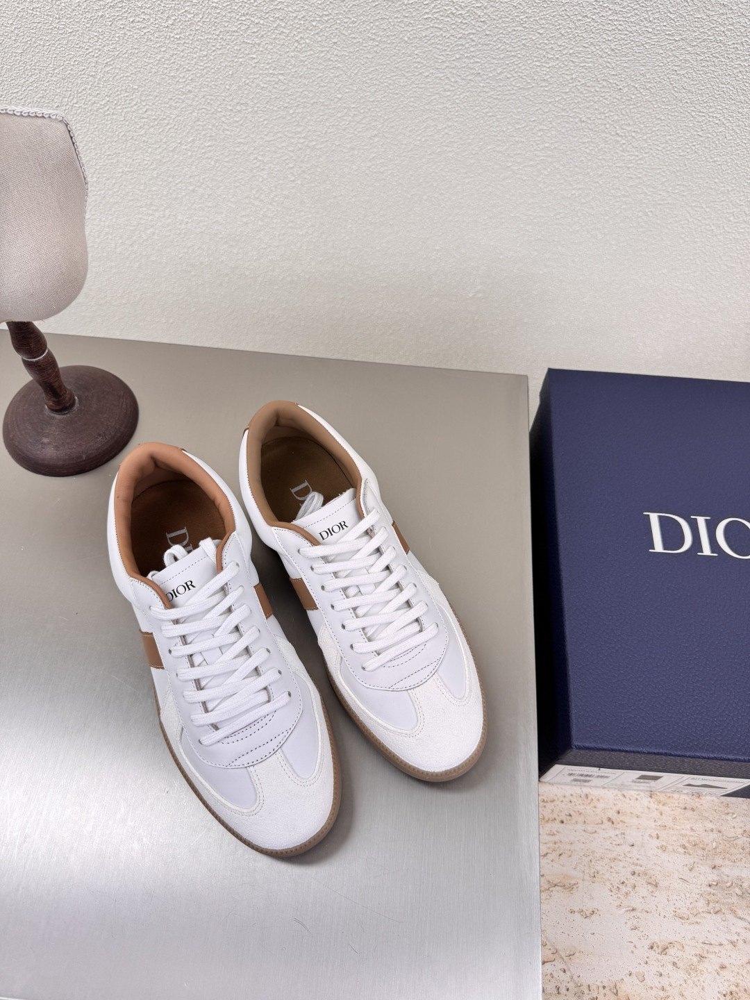 NO:411819,Dior men and women German shoes Original consistency white Men's 10 Full texture Calfskin with cow reverse velvet leather Shoe shape upgraded to the ultimate foot feeling Super beauty This year's essential fashion items D-DOLL series classic pearl accessories are fashionable and versatile, full of girlishness, more joyful, broadsole stitching Goodyear craftsmanship Original outsole has brand logo printed with a little hourly dress. Dedicated sole Consistent original size Female 35 36 37 38 39 40 41 Male 39 40 41 42 43 44 45 46 Female 40 41 Male 39 46 Custom size with original packaging, casual shoes/sports shoes, dior, sneakers, cowhide19860909Dior 男女款 德训鞋 原版一致 白色 男款10 质感满满 小牛皮搭配牛反绒皮 鞋型升级到极致脚感 超级美 今年必不可少的时尚单品 D-DOLL系列经典珍珠配饰时髦又百搭,少女感十足 欣喜不止一点点 大底缝线 固特异工艺  原版大底印有品牌logo,装饰搭配有一点点小时装.   德训大底 原版一致  码数 女 35 36 37 38 39 40 41  男 39 40 41 42 43 44 45 46  女40 41 男39 46 定做码数 配原版包装,休闲鞋/运动鞋,dior,sneakers,cowhide,Women's Shoes