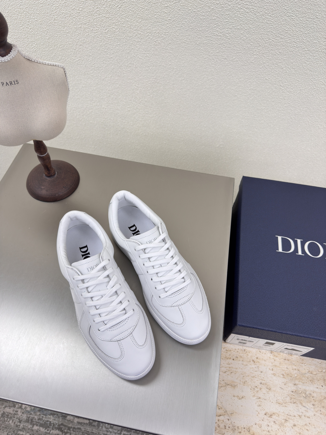 NO:411827,Dior men and women German shoes Original consistency pure white Men's 10 Full texture Calfskin with cow reverse velvet leather Shoe shape upgraded to the ultimate foot feeling Super beauty This year's essential fashion items D-DOLL series classic pearl accessories are fashionable and versatile, full of girlishness, more joyful, broadsole stitching Goodyear craftsmanship Original outsole has brand logo printed with a little hourly wear. Desire outsole Original consistency Size Female 35 36 37 38 39 40 41 Male 39 40 41 42 43 44 45 46 Women 40 41 Male 39 46 Customized sizes With original packaging, casual shoes/sports shoes, dior, sneakers, cowhide19860909Dior 男女款 德训鞋 原版一致 纯白色 男款10 质感满满 小牛皮搭配牛反绒皮 鞋型升级到极致脚感 超级美 今年必不可少的时尚单品 D-DOLL系列经典珍珠配饰时髦又百搭,少女感十足 欣喜不止一点点 大底缝线 固特异工艺  原版大底印有品牌logo,装饰搭配有一点点小时装.   德训大底 原版一致  码数 女 35 36 37 38 39 40 41  男 39 40 41 42 43 44 45 46  女40 41 男39 46 定做码数 配原版包装,休闲鞋/运动鞋,dior,sneakers,cowhide,Women's Shoes