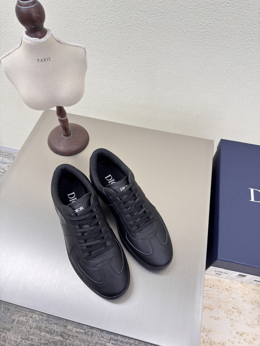 NO:411833,Dior men and women German shoes Original consistent black Men's 10 Full texture Calfskin with cow reverse velvet leather Shoe shape upgraded to the ultimate foot feeling Super beauty This year's essential fashion items D-DOLL series classic pearl accessories are fashionable and versatile, full of girlishness, more joyful, broadsole stitching Goodyear craftsmanship Original outsole has brand logo printed with a little hourly dress. Dedicated outsole Original consistent size Female 35 36 37 38 39 40 41 Male 39 40 41 42 43 44 45 46 Female 40 41 Male 39 46 Customized size with original packaging, casual shoes/sports shoes, dior, sneakers, cowhide19860909Dior 男女款 德训鞋 原版一致 黑色 男款10 质感满满 小牛皮搭配牛反绒皮 鞋型升级到极致脚感 超级美 今年必不可少的时尚单品 D-DOLL系列经典珍珠配饰时髦又百搭,少女感十足 欣喜不止一点点 大底缝线 固特异工艺  原版大底印有品牌logo,装饰搭配有一点点小时装.   德训大底 原版一致  码数 女 35 36 37 38 39 40 41  男 39 40 41 42 43 44 45 46  女40 41 男39 46 定做码数 配原版包装,休闲鞋/运动鞋,dior,sneakers,cowhide,Women's Shoes