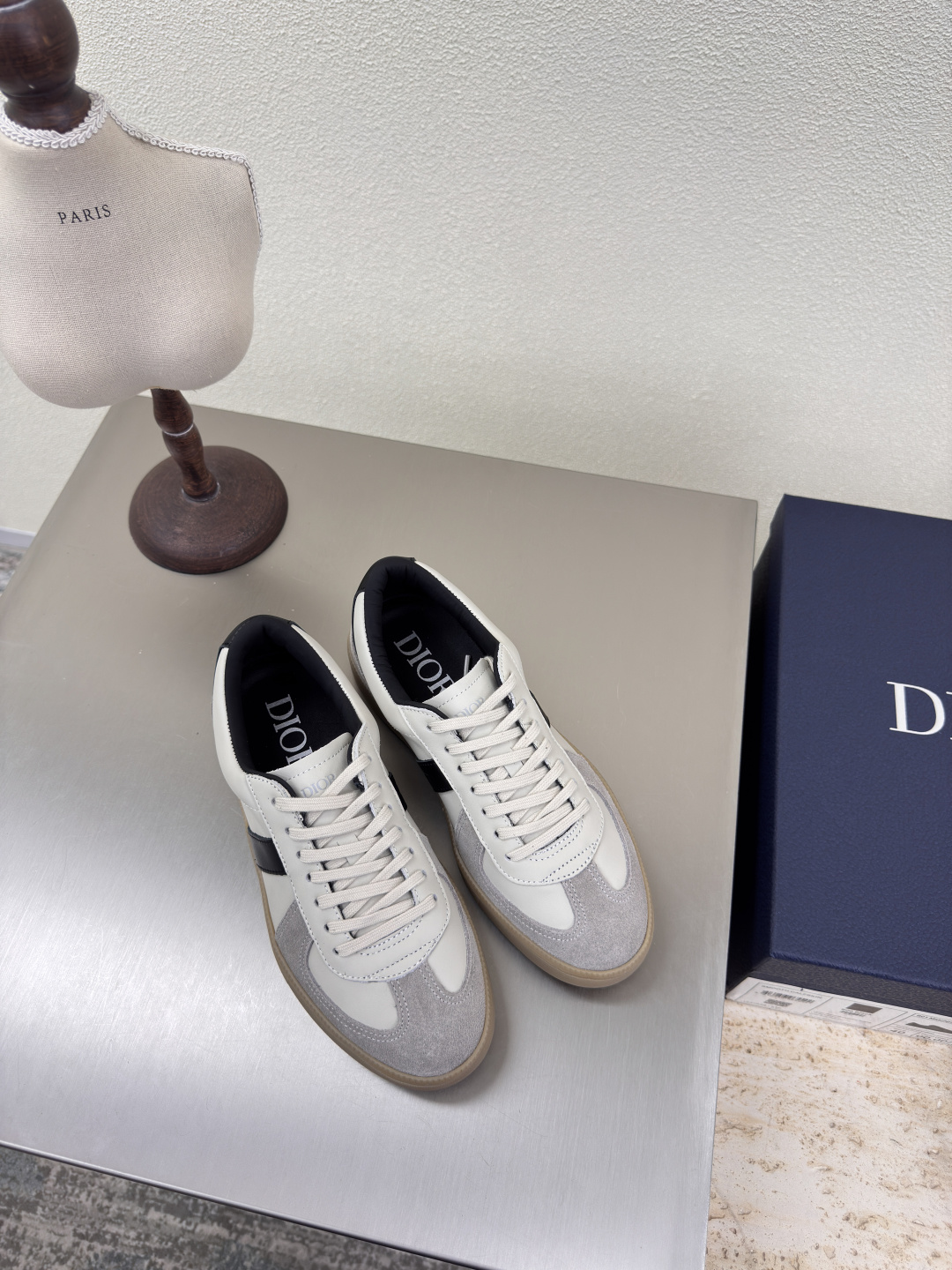 NO:411840,Dior men and women German shoes Original consistent gray Men's 10 Full texture Calfskin with cow reverse velvet leather Shoe shape upgraded to the ultimate foot feeling Super beauty This year's essential fashion items D-DOLL series classic pearl accessories are fashionable and versatile, full of girlishness, more joyful, broadsole stitching Goodyear craftsmanship Original outsole has brand logo printed with a little hourly outfit. Dedicated outsole Original consistent size Female 35 36 37 38 39 40 41 Male 39 40 41 42 43 44 45 46 Female 40 41 Male 39 46 Customized size with original packaging, casual shoes/sports shoes, dior, sneakers, cowhide19860909Dior 男女款 德训鞋 原版一致 灰色 男款10 质感满满 小牛皮搭配牛反绒皮 鞋型升级到极致脚感 超级美 今年必不可少的时尚单品 D-DOLL系列经典珍珠配饰时髦又百搭,少女感十足 欣喜不止一点点 大底缝线 固特异工艺  原版大底印有品牌logo,装饰搭配有一点点小时装.   德训大底 原版一致  码数 女 35 36 37 38 39 40 41  男 39 40 41 42 43 44 45 46  女40 41 男39 46 定做码数 配原版包装,休闲鞋/运动鞋,dior,sneakers,cowhide,Women's Shoes