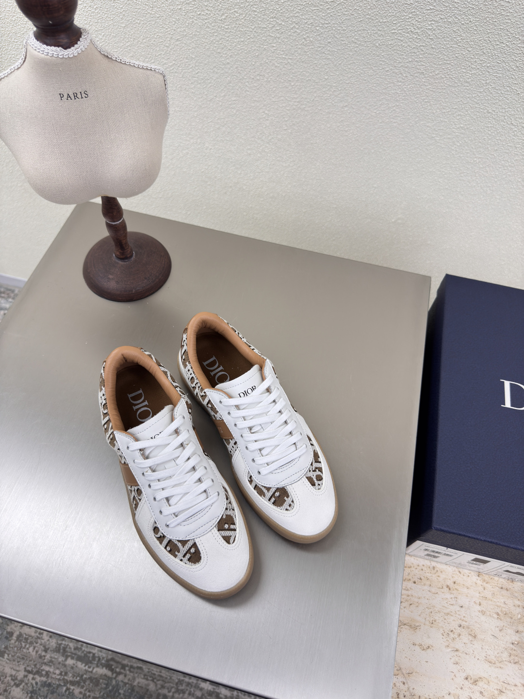 NO:411847,Dior men and women, German-school shoes, original consistent, white with apricot flowers, men's 10 full texture, calfskin with cow reverse velvet leather, shoes upgraded to the ultimate foot feeling, super beautiful, indispensable fashion items this year, D-DOLL series classic pearl accessories are fashionable and versatile, full of girlishness, more joyful, broadsole stitching, Goodyear craftsmanship, original outsole with brand logo, decoration with a little bit of hourly outfit. German-school outsole, original consistent size, female 35 36 37 38 39 40 41 Male 39 40 41 42 43 44 45 46 Female 40 41 Male 39 46 Customized size, with original packaging, casual shoes/sports shoes, dior, sneakers, cowhide19860909Dior 男女款 德训鞋 原版一致 白配杏老花 男款10 质感满满 小牛皮搭配牛反绒皮 鞋型升级到极致脚感 超级美 今年必不可少的时尚单品 D-DOLL系列经典珍珠配饰时髦又百搭,少女感十足 欣喜不止一点点 大底缝线 固特异工艺  原版大底印有品牌logo,装饰搭配有一点点小时装.   德训大底 原版一致  码数 女 35 36 37 38 39 40 41  男 39 40 41 42 43 44 45 46  女40 41 男39 46 定做码数 配原版包装,休闲鞋/运动鞋,dior,sneakers,cowhide,Women's Shoes