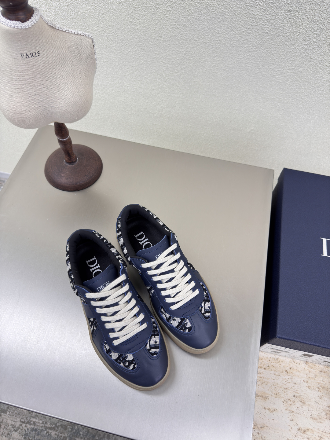 NO:411852,Dior men and women German shoes Original consistent blue cowhide with blue presbyopia men 10 full texture Calf leather with cow back velvet leather Shoe shape upgraded to the ultimate foot feeling Super beauty This year's essential fashion items D-DOLL series classic pearl accessories fashionable and versatile, full of girlishness, more joyful, broadsole stitching Goodyear craftsmanship original outsole with brand logo printed with a little hourly dress. Dedicated sole consistent original size female 35 36 37 38 39 40 41 male 39 44 45 46 female 40 41 male 39 46 customized size with original packaging, casual shoes/sports shoes, dior, sneakers, cowhide19860909Dior 男女款 德训鞋 原版一致 蓝色牛皮配蓝色老花 男款10 质感满满 小牛皮搭配牛反绒皮 鞋型升级到极致脚感 超级美 今年必不可少的时尚单品 D-DOLL系列经典珍珠配饰时髦又百搭,少女感十足 欣喜不止一点点 大底缝线 固特异工艺  原版大底印有品牌logo,装饰搭配有一点点小时装.   德训大底 原版一致  码数 女 35 36 37 38 39 40 41  男 39 40 41 42 43 44 45 46  女40 41 男39 46 定做码数 配原版包装,休闲鞋/运动鞋,dior,sneakers,cowhide,Women's Shoes