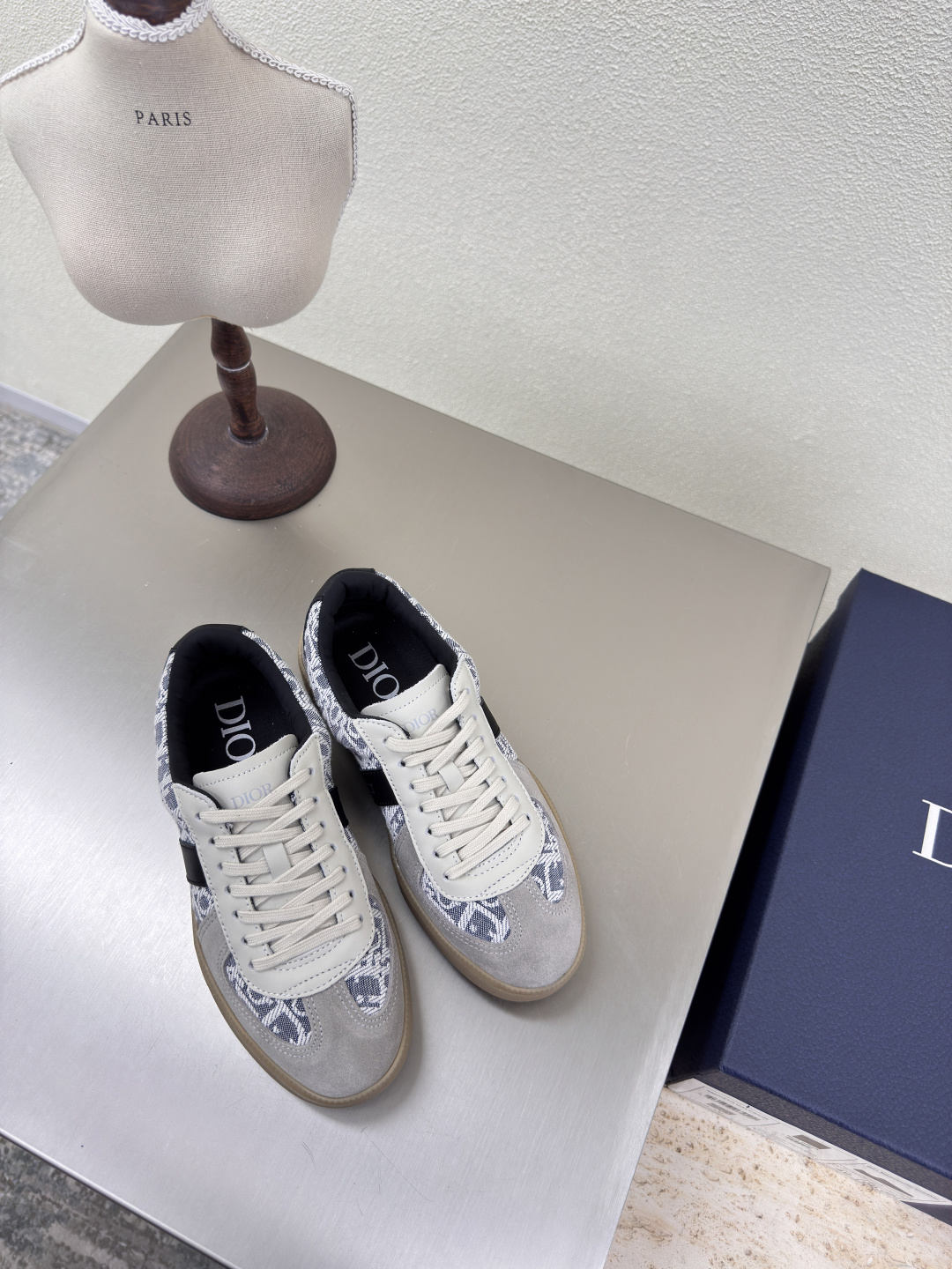 NO:411855,Dior men and women German shoes Original consistent Gray with grey preschool Men's 10 Full texture Calfskin with cow reverse velvet shoe shape upgraded to the ultimate foot feeling Super beauty This year's essential fashion items D-DOLL series classic pearl accessories are fashionable and versatile, full of girlishness, more joyful, broadsole stitching Goodyear craftsmanship Original outsole has brand logo printed with a little hourly dress. Dedicated and matched with a little time. Dedicated outsole Original consistent Size Female 35 36 37 38 39 40 41 Male 39 40 41 42 43 44 45 46 Women 40 41 Male 39 46 Customized Size With original packaging, casual shoes/sports shoes, dior, sneakers, cowhide19860909Dior 男女款 德训鞋 原版一致 灰色配灰色老花 男款10 质感满满 小牛皮搭配牛反绒皮 鞋型升级到极致脚感 超级美 今年必不可少的时尚单品 D-DOLL系列经典珍珠配饰时髦又百搭,少女感十足 欣喜不止一点点 大底缝线 固特异工艺  原版大底印有品牌logo,装饰搭配有一点点小时装.   德训大底 原版一致  码数 女 35 36 37 38 39 40 41  男 39 40 41 42 43 44 45 46  女40 41 男39 46 定做码数 配原版包装,休闲鞋/运动鞋,dior,sneakers,cowhide,Women's Shoes