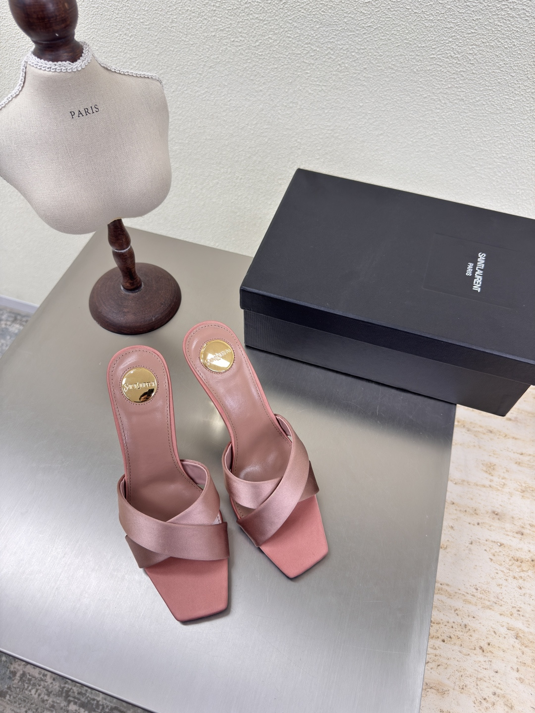 NO:411793,YSL high heels cross-belt slippers Export classic Yvette Saint Laurent logo Pink silk material Poplar forest that understands the hearts of women the most beautiful shoes that support the aura of noble temperament Imported sheepskin lining fits feet Comfortable Italian imported leather outsole Size 35 36 37 38 39 40 41 42 (40 41 42 orders) With counter packaging, high heels slippers, saint laurent, saint laurent, saint laurent, saint laurent, high heels, slippers, sheepskin, real silk, Leather soles19860909YSL高跟 交叉带拖鞋 外销经典 Yvette Saint Laurent圣罗兰logo   粉色 真丝材质  最懂女人心的杨树林 无死角的美鞋 撑起气场 气质高贵 进口羊皮内里 贴脚 舒适 意大利进口真皮大底  码数35 36 37 38 39 40 41 42 （40 41 42订） 配专柜包装,高跟鞋拖鞋,saint laurent,saint laurent,saint laurent,high heels,slippers,sheepskin,real silk,Leather soles,Women's Shoes