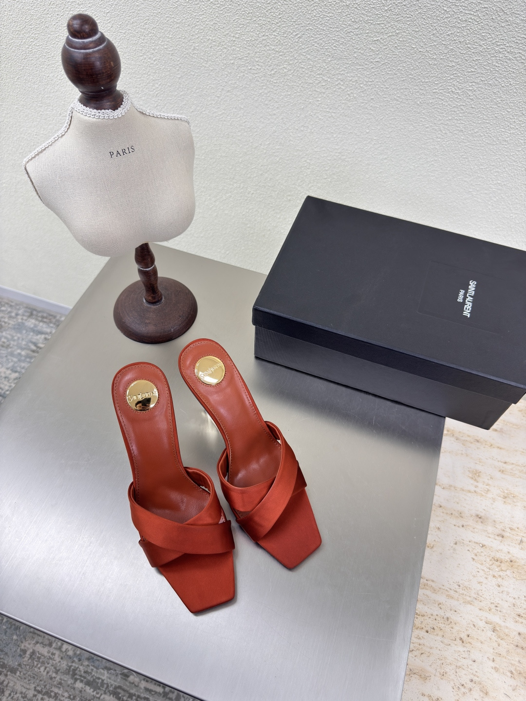 NO:411831,YSL high heels cross-belt slippers Export classic Yvette Saint Laurent logo Orange silk material Poplar forest that understands the hearts of women the most beautiful shoes without dead corners Protect the aura Noble temperament Imported sheepskin lining fits feet Comfort Italian imported leather outsole Size 35 36 37 38 39 40 41 42 (40 41 42 orders) With counter packaging, high heels slippers, saint laurent, saint laurent, saint laurent, saint laurent, high heels, slippers, sheepskin, real silk, Leather soles19860909YSL高跟 交叉带拖鞋 外销经典 Yvette Saint Laurent圣罗兰logo   橙色 真丝材质  最懂女人心的杨树林 无死角的美鞋 撑起气场 气质高贵 进口羊皮内里 贴脚 舒适 意大利进口真皮大底  码数35 36 37 38 39 40 41 42 （40 41 42订） 配专柜包装,高跟鞋拖鞋,saint laurent,saint laurent,saint laurent,high heels,slippers,sheepskin,real silk,Leather soles,Women's Shoes