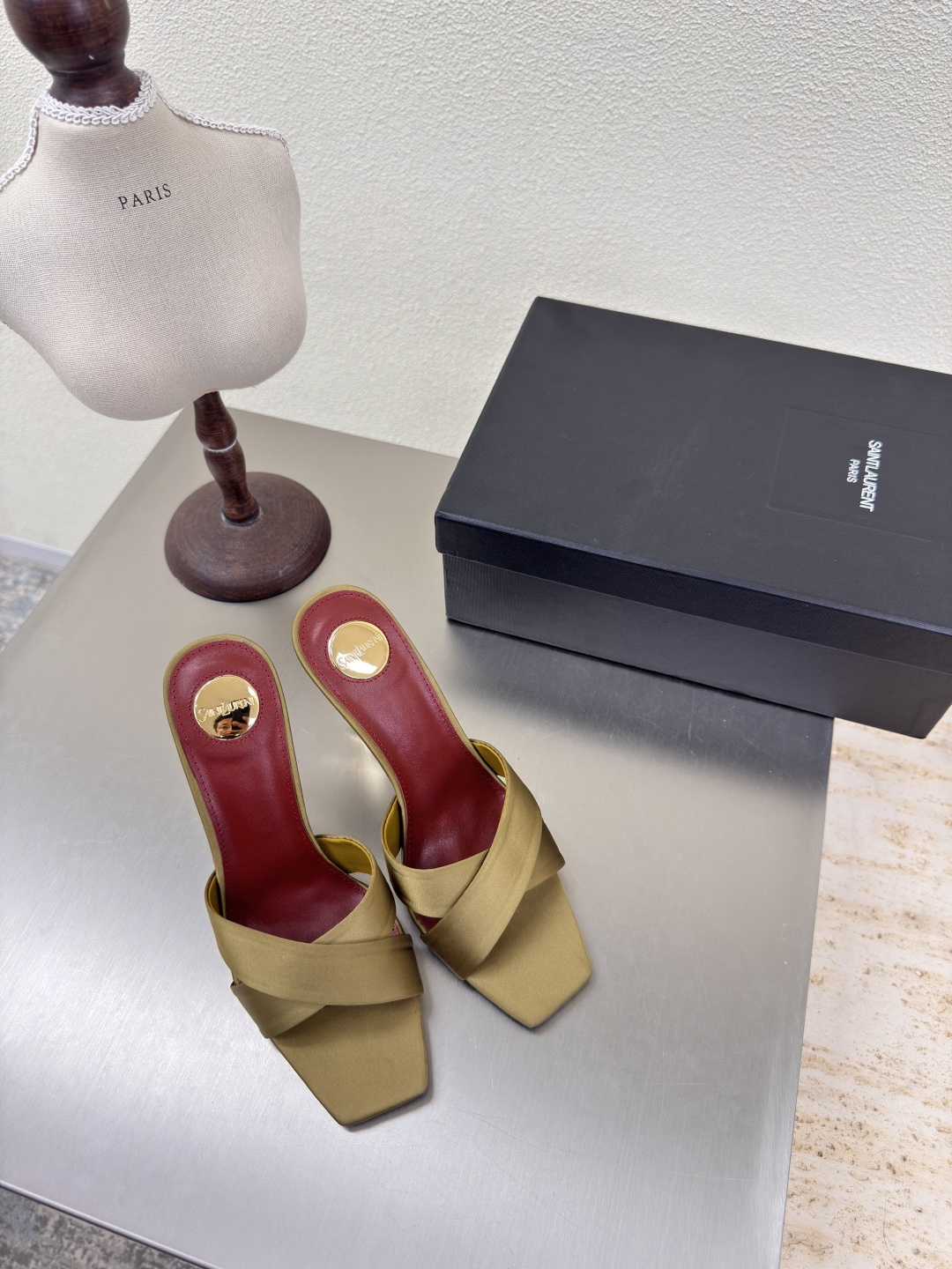 NO:411801,YSL high heels cross-belt slippers Export classic Yvette Saint Laurent logo Olive green silk material Poplar forest that understands the hearts of women the most beautiful shoes that support the aura Noble temperament Imported sheepskin lining fits feet Comfort Italian imported leather outsole Size 35 36 37 38 39 40 41 42 (40 41 42 orders) With counter packaging, high heels slippers, saint laurent, saint laurent, saint laurent, saint laurent, high heels, slippers, sheepskin, real silk, Leather soles19860909YSL高跟 交叉带拖鞋 外销经典 Yvette Saint Laurent圣罗兰logo   橄榄绿 真丝材质  最懂女人心的杨树林 无死角的美鞋 撑起气场 气质高贵 进口羊皮内里 贴脚 舒适 意大利进口真皮大底  码数35 36 37 38 39 40 41 42 （40 41 42订） 配专柜包装,高跟鞋拖鞋,saint laurent,saint laurent,saint laurent,high heels,slippers,sheepskin,real silk,Leather soles,Women's Shoes