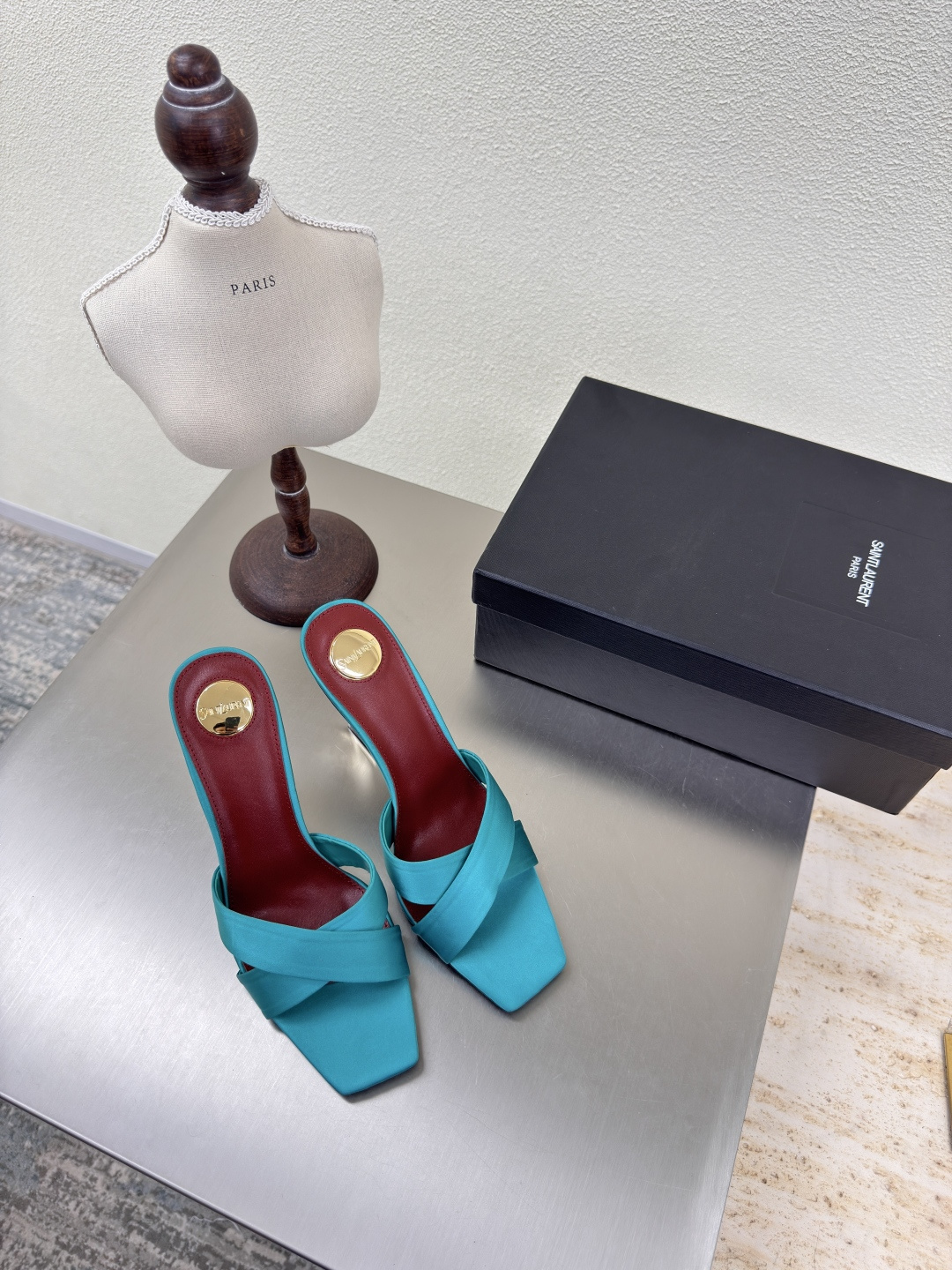 NO:411808,YSL high heels cross-belt slippers Export classic Yvette Saint Laurent logo Peacock blue silk material Poplar forest that understands the hearts of women the most beautiful shoes that support the aura of noble temperament Imported sheepskin lining fits feet Comfortable Italian imported leather outsole Size 35 36 37 38 39 40 41 42 (40 41 42 orders) With counter packaging, high heels slippers, saint laurent, saint laurent, saint laurent, saint laurent, high heels, slippers, sheepskin, real silk, Leather soles19860909YSL高跟 交叉带拖鞋 外销经典 Yvette Saint Laurent圣罗兰logo   孔雀蓝 真丝材质  最懂女人心的杨树林 无死角的美鞋 撑起气场 气质高贵 进口羊皮内里 贴脚 舒适 意大利进口真皮大底  码数35 36 37 38 39 40 41 42 （40 41 42订） 配专柜包装,高跟鞋拖鞋,saint laurent,saint laurent,saint laurent,high heels,slippers,sheepskin,real silk,Leather soles,Women's Shoes