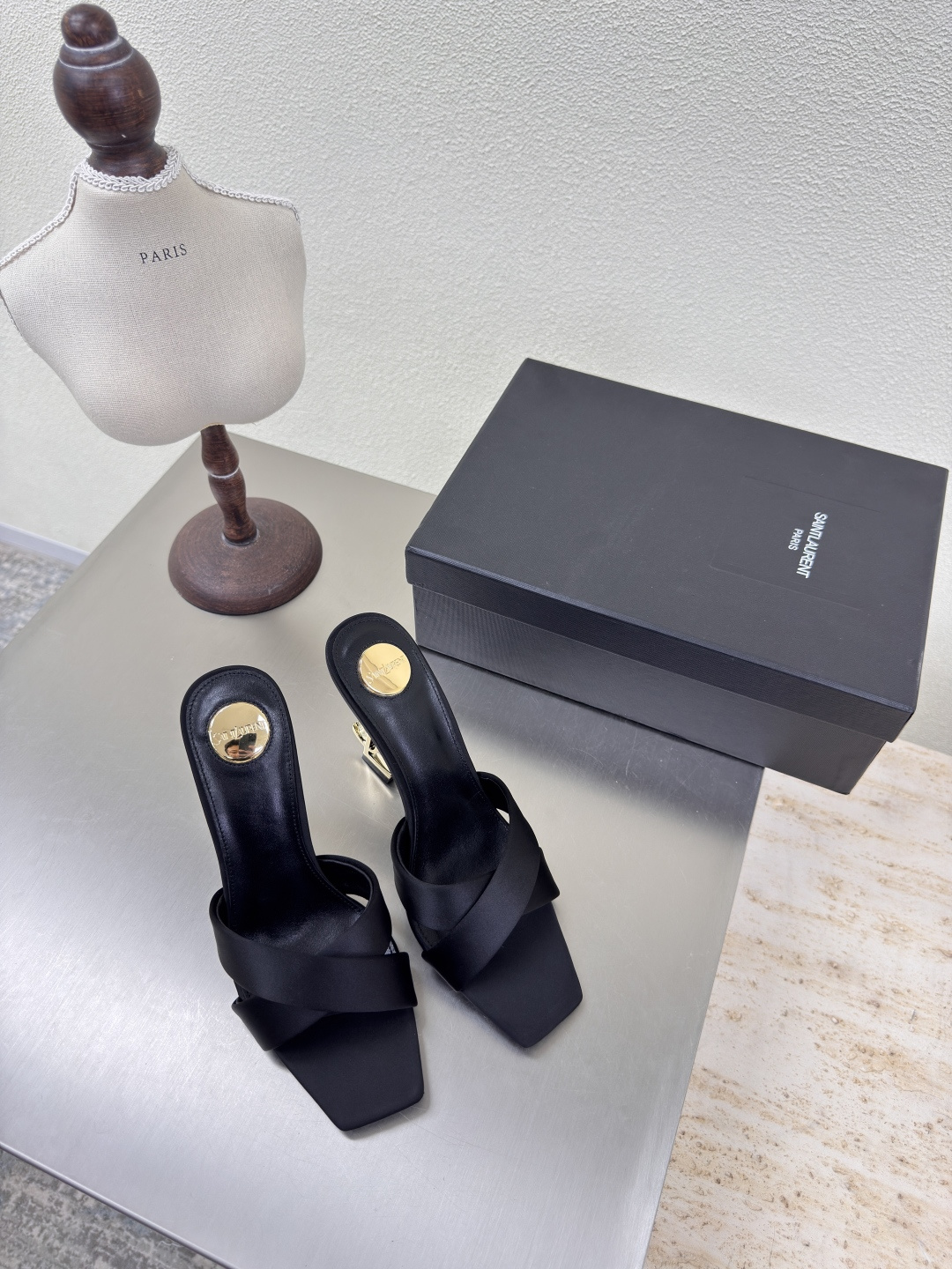 NO:411816,YSL high heels cross-belt slippers Export classic Yvette Saint Laurent logo black silk material Poplar forest that understands the hearts of women best. Beautiful shoes that have no dead corners to support the aura. Noble temperament. Imported sheepskin lining. Comfortable. Italian imported leather outsole. Size 35 36 37 38 39 40 41 42 (40 41 42 orders) with counter packaging, high heels, saint laurent, saint laurent, saint laurent, saint laurent, high heels, slippers, sheepskin, real silk, Leather soles19860909YSL高跟 交叉带拖鞋 外销经典 Yvette Saint Laurent圣罗兰logo   黑色 真丝材质  最懂女人心的杨树林 无死角的美鞋 撑起气场 气质高贵 进口羊皮内里 贴脚 舒适 意大利进口真皮大底  码数35 36 37 38 39 40 41 42 （40 41 42订） 配专柜包装,高跟鞋拖鞋,saint laurent,saint laurent,saint laurent,high heels,slippers,sheepskin,real silk,Leather soles,Women's Shoes