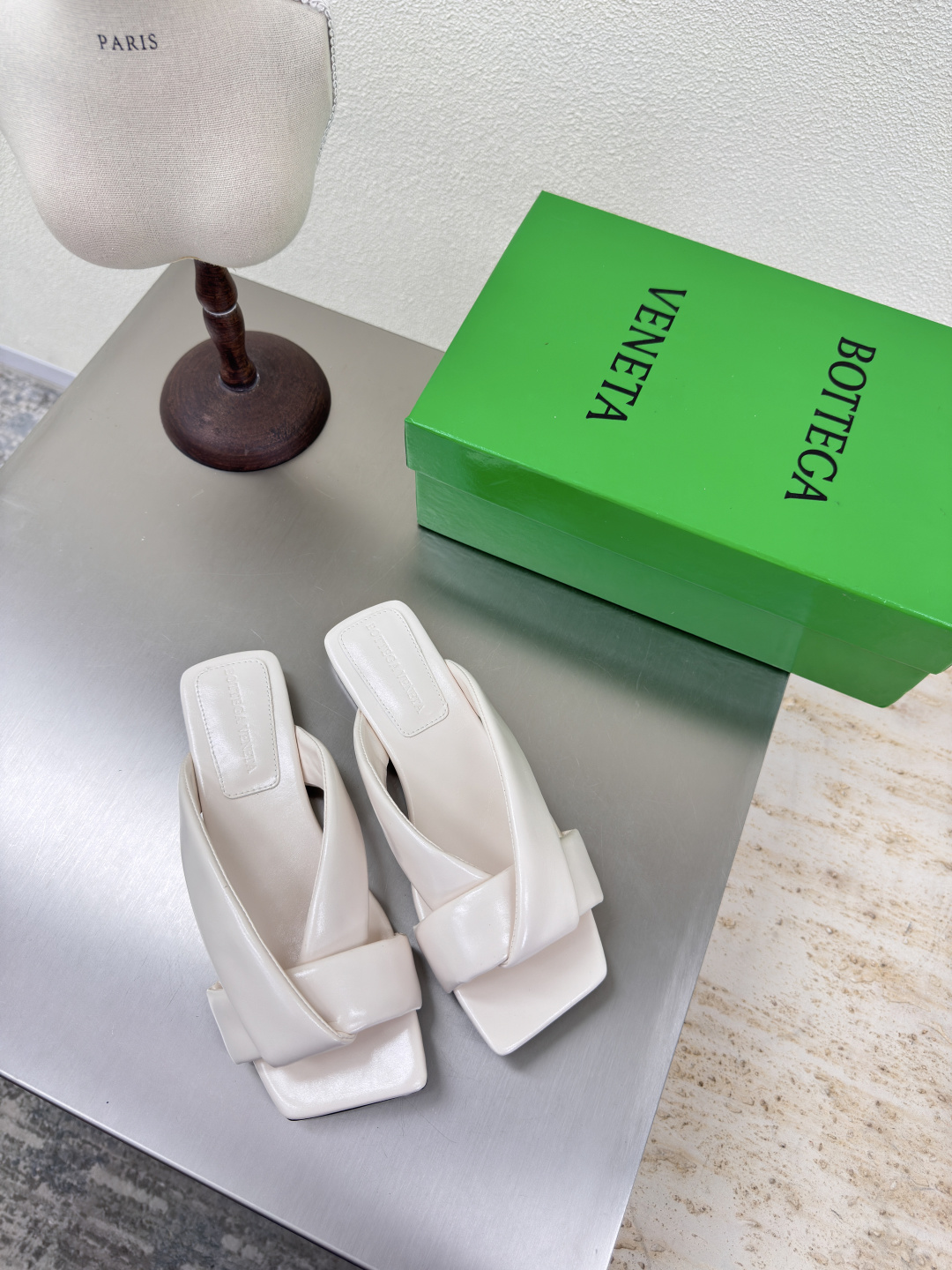 NO:424137,BV Riva Women's Muller Slippers Series Flat Sole Handmade Beige This classic model is simply the latest bv ceiling. Colorful and versatile. Handmade. High-end comfort. Fabric is made of high-quality lambskin. Handmade. Fitted sheepskin is made of comfortable and high-end. Outsole is made of Italian leather outsole & injection rubber. Light dyeing is used to benchmark and match. Original packaging. Shoe bags are made of glue-printing logo technology. The highest end of the market. Hot melt glue is used to shape the toe. Heel is easy to rebound and does not deform. The upper line is made of Italian computer needle truck. Fine workmanship. Original packaging. Treat customers sincerely. 35 36 37 38 39 40 41 42 (40 41 42 customized), split-toe shoes, bottega  veneta, slippers, sheepskin, Leather soles19860909BV Riva 女士穆勒拖鞋 系列 平底 手工制作  米白 这款经典款 简直bv最新天花板啦 彩色百搭   手工而成 高档舒适 面料选用优质小羊皮 手工而成  垫脚羊皮内里舒适高端 大底选用意大利真皮大底&注塑橡胶工艺 运用轻染工艺 对标对版 选用原版包装 鞋子布袋采用印胶logo工艺 市场最高端 采用热熔胶定型鞋头 后跟 易回弹不变形  鞋面车线选用意大利电脑针车 做工精细 选用原版包装 真心对待客人 35 36 37 38 39 40 41 42 （40 41 42 定制）,分趾鞋,bottega veneta,slippers,sheepskin,Leather soles,Women's Shoes