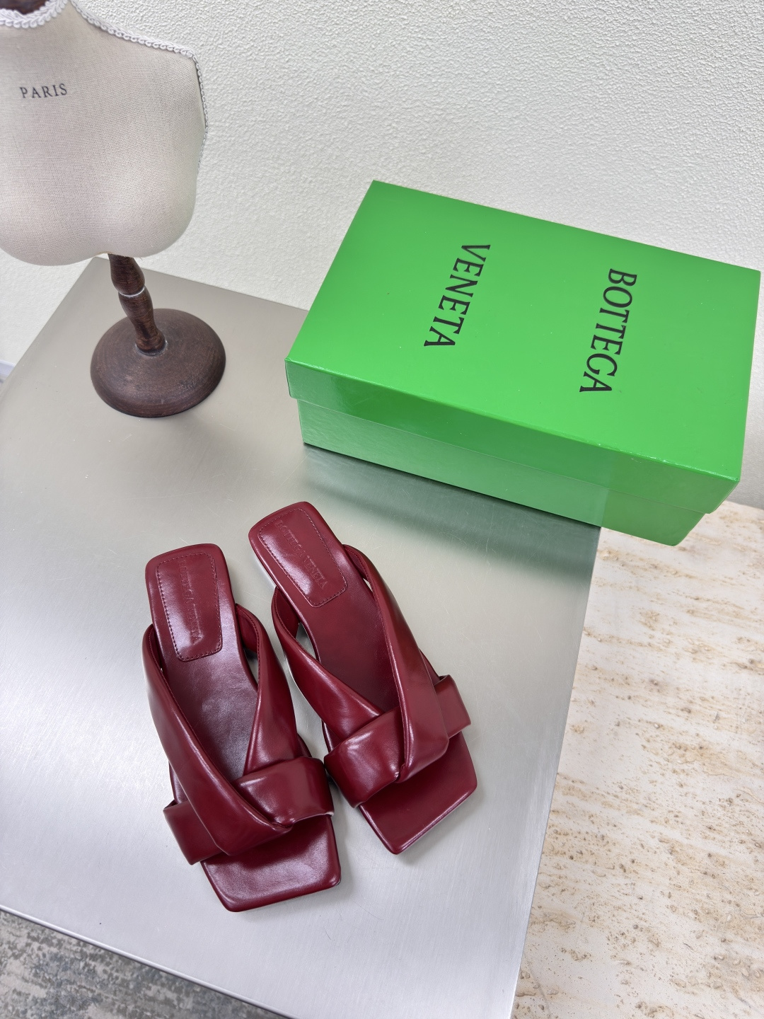 NO:424086,BV Riva Women's Muller Slippers Series Flat Sole Handmade Burgundy This classic model is simply the latest bv ceiling. Colorful and versatile. Handmade. High-end comfort. Fabric is made of high-quality lambskin. Handmade. Fitted sheepskin. Comfortable. High-end. Outsole is made of Italian leather outsole & injection rubber. Light dyeing. Benchmarked. Use original packaging. Shoe bags are printed with glue logo. The highest end of the market. Use hot melt glue toe. Heel is easy to rebound and does not deform. The upper line is made of Italian computer needle truck. Fine workmanship. Use original packaging. Treat customers sincerely. 35 36 37 38 39 40 41 42 (40 41 42 customized), split-toe shoes, bottega  veneta, slippers, sheepskin, Leather soles19860909BV Riva 女士穆勒拖鞋 系列 平底 手工制作  酒红色 这款经典款 简直bv最新天花板啦 彩色百搭   手工而成 高档舒适 面料选用优质小羊皮 手工而成  垫脚羊皮内里舒适高端 大底选用意大利真皮大底&注塑橡胶工艺 运用轻染工艺 对标对版 选用原版包装 鞋子布袋采用印胶logo工艺 市场最高端 采用热熔胶定型鞋头 后跟 易回弹不变形  鞋面车线选用意大利电脑针车 做工精细 选用原版包装 真心对待客人 35 36 37 38 39 40 41 42 （40 41 42 定制）,分趾鞋,bottega veneta,slippers,sheepskin,Leather soles,Women's Shoes