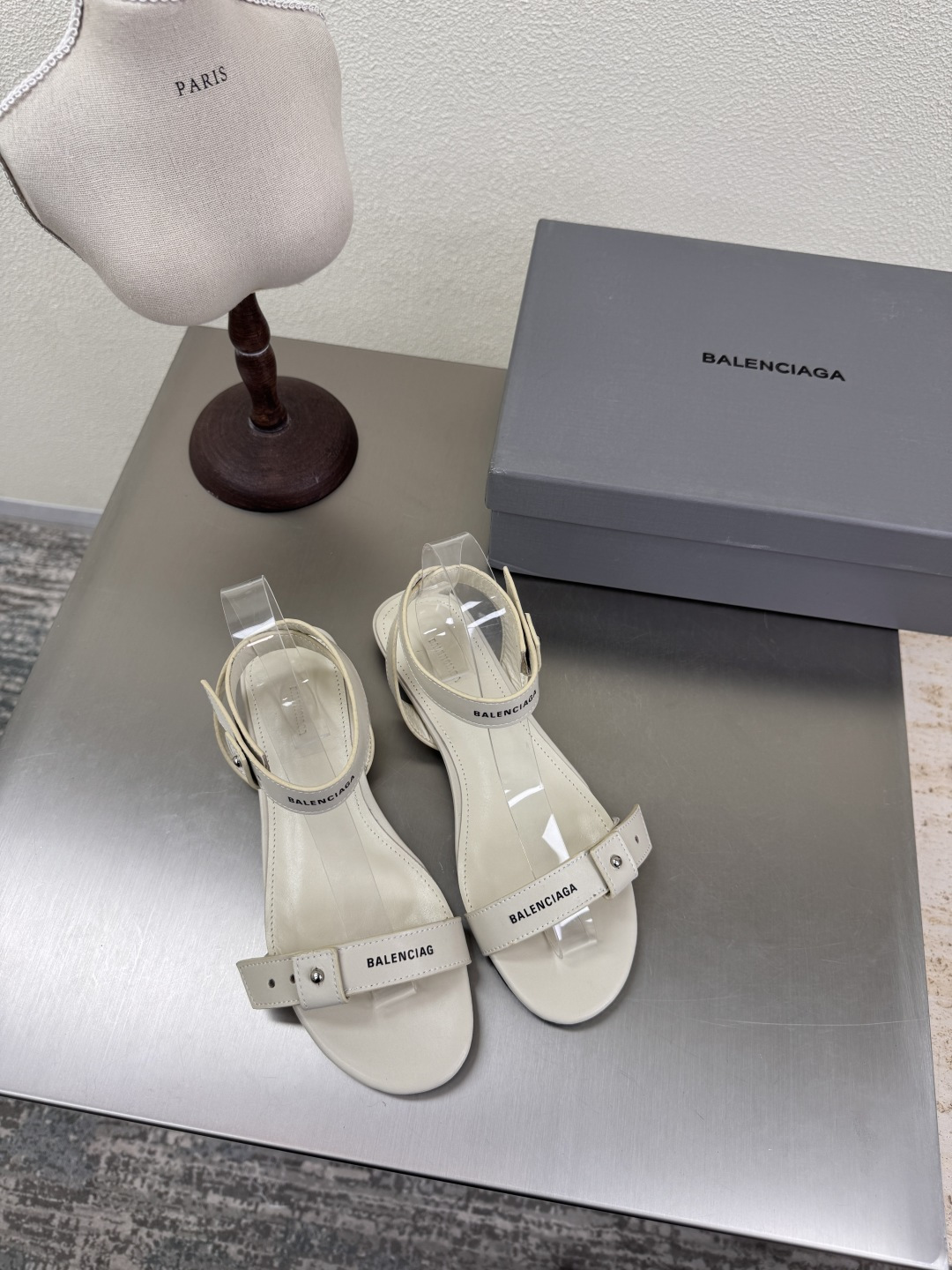 NO:414563,Flat-sole strap sandals BALENCIAG off-white fabric calfskin inner lambskin rivet decoration Balenciaga classic design top version All version materials Continue the demna-style rebellious attitude towards mainstream gorgeous fashion Translucent dyeing technology Large logo Special heel design With family logo Italian leather outsole Size 34 35 36 37 38 39 40 41 (34 40 41 Customized non-return) With original packaging, sandals, balenciaga, balenciaga, sandals, cowhide, sheepskin, Leather soles19860909平底条带凉鞋 BALENCIAG 米白色 面料 小牛皮 内里 小羊皮  铆钉装饰 巴黎世家 经典设计 顶级版本 全部对版材料 继续着demna式的对主流华丽时尚的反叛态度 透染工艺 大logo 特别跟型设计 带家族logo 意大利真皮大底 码数34 35 36 37 38 39 40 41（34 40 41 定制不退换） 配原版包装,凉鞋,balenciaga,balenciaga,sandals,cowhide,sheepskin,Leather soles,Women's Shoes