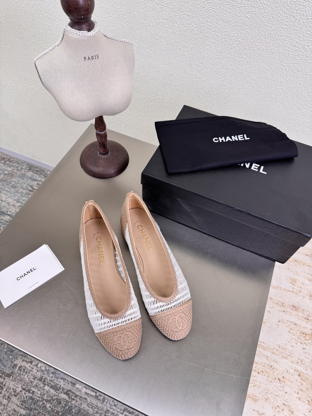 NO:414574,Xiaoxiang Feizhi Hand-woven single shoes Xiaoxiang Flat sole embroidery logo blessing Comfortable and stylish Apricot with white Original material l Full texture Classic round head thick sole design Super comfortable logo clearly visible Elegant Lambskin inner lining The foot pad logo is clear without tiring feet Printed brand logo Benchmarking and matching version Pursuit of quality Original Italian genuine leather outsole Full texture 35 36 37 38 39 40 41 (40 41 Customized) Matched with original packaging, single shoes, sheepskin, Leather soles19860909小香 飞织 手工编织单鞋 小香 平底  刺绣 logo 加持 舒适有范 杏配白 原版材质 l 质感满满 经典圆头厚底设计 超舒适   logo清晰可见  优雅 内里选用小羊皮内里 垫脚logo清晰  不累脚 钢印品牌logo 对标对版 追求品质 原版意大利 真皮大底 质感满满  35 36 37 38 39 40 41（40 41 定制） 搭配原版包装,单鞋,sheepskin,Leather soles,Women's Shoes