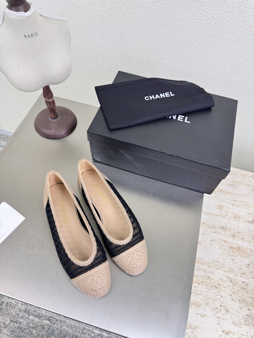 NO:414598,Xiaoxiang Feizhi Hand-woven single shoes Xiaoxiang Flat sole embroidery logo blessing Comfortable and stylish Apricot with black Original material l Full texture Classic round head thick sole design Super comfortable logo clearly visible Elegant Lambskin inner lining The foot pad logo is clear without tiring feet Printed brand logo Benchmarking and matching version Pursuit of quality Original Italian genuine leather outsole Full texture 35 36 37 38 39 40 41 (40 41 customized) Matched with original packaging, single shoes, sheepskin, Leather soles19860909小香 飞织 手工编织单鞋 小香 平底  刺绣 logo 加持 舒适有范 杏配黑 原版材质 l 质感满满 经典圆头厚底设计 超舒适   logo清晰可见  优雅 内里选用小羊皮内里 垫脚logo清晰  不累脚 钢印品牌logo 对标对版 追求品质 原版意大利 真皮大底 质感满满  35 36 37 38 39 40 41（40 41 定制） 搭配原版包装,单鞋,sheepskin,Leather soles,Women's Shoes