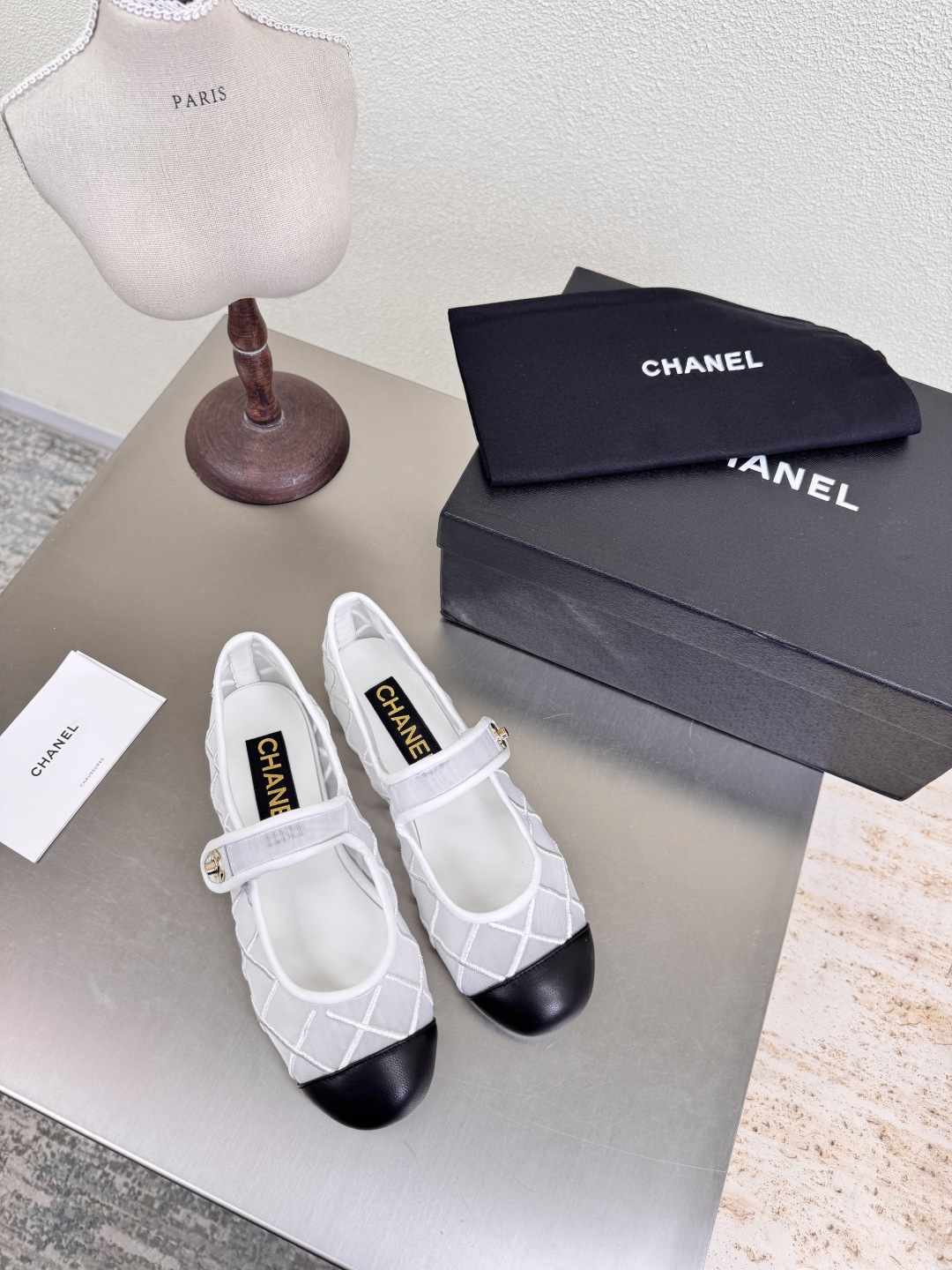 NO:414612,Three-dimensional embroidery, breathable mesh, single shoes, small fragrance, flat sole, three-dimensional embroidery logo, blessing, comfortable and stylish, white, original material, full of texture, classic round head, thick sole design, super comfortable, logo is clearly visible, elegant, lambskin inner lining, clear foot pad logo, no tiring feet, steel brand logo, benchmarking, pursuit of quality, original Italian, genuine leather outsole, full of texture 35 36 37 38 39 40 41 (40 41 customized) Matched with original packaging, single shoes, sheepskin, Leather soles19860909立体绣花 透气网面 单鞋 小香 平底  立体刺绣 logo 加持 舒适有范 白色 原版材质 l 质感满满 经典圆头厚底设计 超舒适   logo清晰可见  优雅 内里选用小羊皮内里 垫脚logo清晰  不累脚 钢印品牌logo 对标对版 追求品质 原版意大利 真皮大底 质感满满  35 36 37 38 39 40 41（40 41 定制） 搭配原版包装,单鞋,sheepskin,Leather soles,Women's Shoes