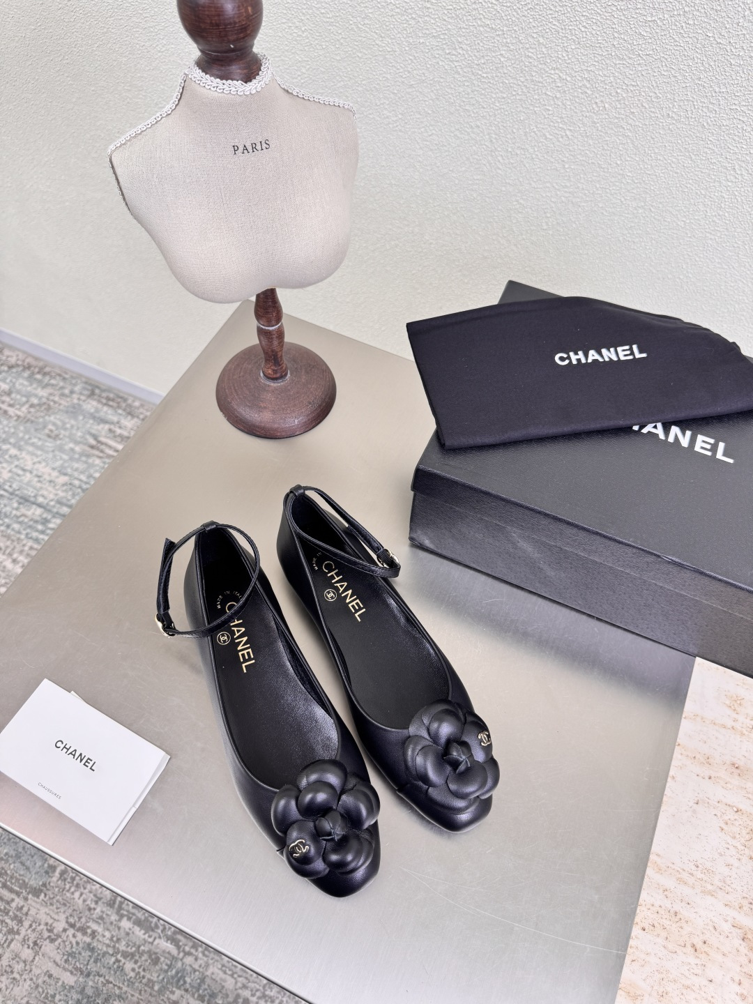 NO:414619,Camellia 25ss early autumn shoes, small fragrance, flat sole, three-dimensional embroidery logo, blessing, comfortable and stylish, black, original material, full texture, classic round head, thick sole design, super comfortable, logo is clearly visible, elegant, lambskin inner lining, clear foot pad logo, no tiring feet, steel brand logo, benchmarking, pursuit of quality, original Italian leather outsole, full texture 35 36 37 38 39 40 41 (40 41 customized) Matched with original packaging, single shoes, sheepskin, Leather soles19860909山茶花 25ss 早秋单鞋 小香 平底  立体刺绣 logo 加持 舒适有范 黑色 原版材质 l 质感满满 经典圆头厚底设计 超舒适   logo清晰可见  优雅 内里选用小羊皮内里 垫脚logo清晰  不累脚 钢印品牌logo 对标对版 追求品质 原版意大利 真皮大底 质感满满  35 36 37 38 39 40 41（40 41 定制） 搭配原版包装,单鞋,sheepskin,Leather soles,Women's Shoes