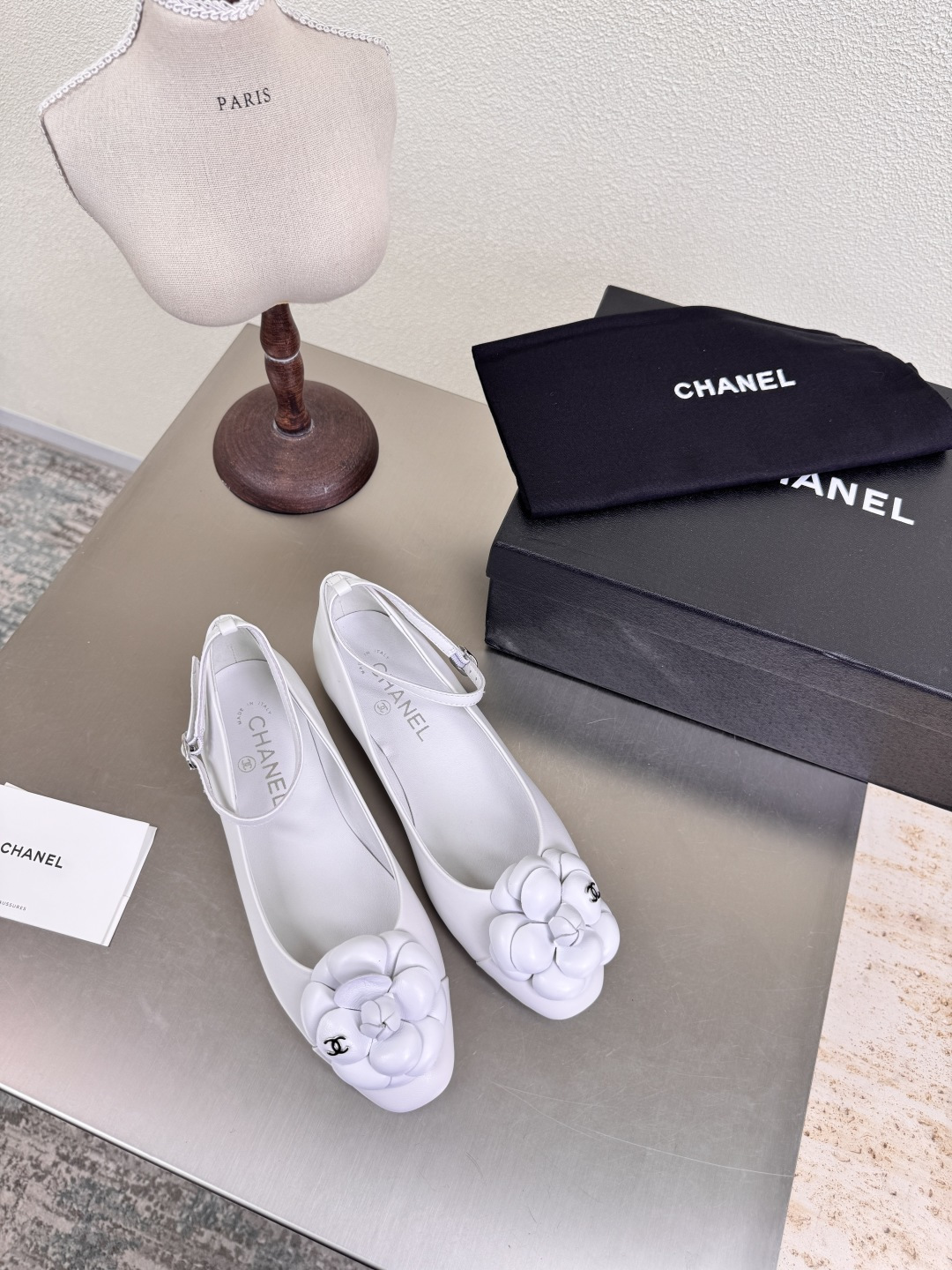 NO:414555,Camellia 25ss early autumn shoes, small fragrance, flat sole, three-dimensional embroidery logo, blessing, comfortable and stylish, white, original material, full texture, classic round head, thick sole design, super comfortable, the logo is clearly visible, elegant, lambskin inner lining, clear foot pad logo, no tiring feet, steel brand logo, benchmarking, pursuit of quality, original Italian, genuine leather outsole, full texture 35 36 37 38 39 40 41 (40 41 customized) Matched with original packaging, single shoes, sheepskin, Leather soles19860909山茶花 25ss 早秋单鞋 小香 平底  立体刺绣 logo 加持 舒适有范 白色 原版材质 l 质感满满 经典圆头厚底设计 超舒适   logo清晰可见  优雅 内里选用小羊皮内里 垫脚logo清晰  不累脚 钢印品牌logo 对标对版 追求品质 原版意大利 真皮大底 质感满满  35 36 37 38 39 40 41（40 41 定制） 搭配原版包装,单鞋,sheepskin,Leather soles,Women's Shoes