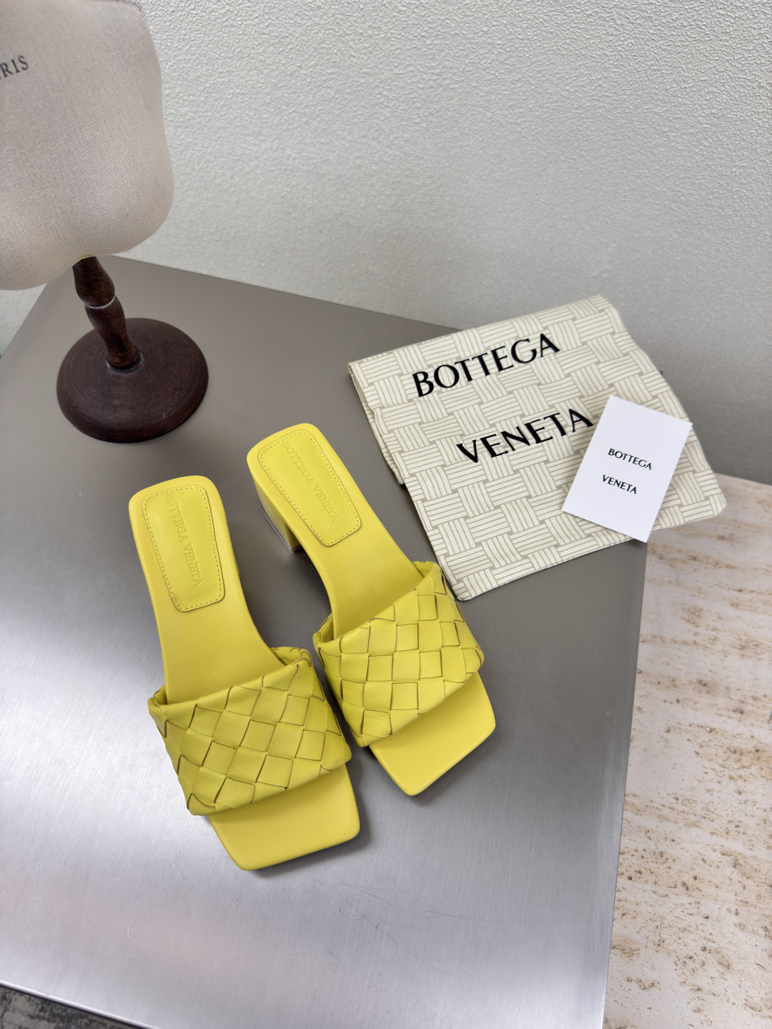 NO:424094,BV Parco Mule Square, Medium Heel, Women's Muller Slippers Series Heel height 4.5cm (original mold opening, the most correct version in the market) 15mm grade Knitting single shoes Leather hand-woven Lemon yellow Weaving This classic model is simply the latest BV ceiling Colorful and versatile Simple piece of leather 15mm pull strip Hand-woven High-end fabric with high-end fabric with high quality lambskin Hand-woven foot pad sheepskin inner comfortable high-end outsole with Italian leather outsole & injection rubber process Light dyeing process Benchmarking version Select original packaging Shoe bags with glue printing logo process The highest end of the market Use hot melt glue toe toe with heel easy to rebound and not deformed upper car line with Italian computer needle truck Fine workmanship Select original packaging Treat customers sincerely 35  36 37 38 39 40 41 42 (40 41 42 Customized), slippers, bottega veneta, slippers, sheepskin, Leather soles19860909BV Parco Mule 方形 中跟 女士穆勒拖鞋 系列 跟高 4.5cm（原版开模 市场最正确版本） 15 毫米级 编织单鞋 真皮手工编织  柠檬黄 编织 这款经典款 简直bv最新天花板啦 彩色百搭  简约一块皮15毫米抽条  手工编织而成 高档舒适 面料选用优质小羊皮 手工编织而成  垫脚羊皮内里舒适高端 大底选用意大利真皮大底&注塑橡胶工艺 运用轻染工艺 对标对版 选用原版包装 鞋子布袋采用印胶logo工艺 市场最高端 采用热熔胶定型鞋头 后跟 易回弹不变形  鞋面车线选用意大利电脑针车 做工精细 选用原版包装 真心对待客人 35 36 37 38 39 40 41 42 （40 41 42 定制）,拖鞋,bottega veneta,slippers,sheepskin,Leather soles,Women's Shoes