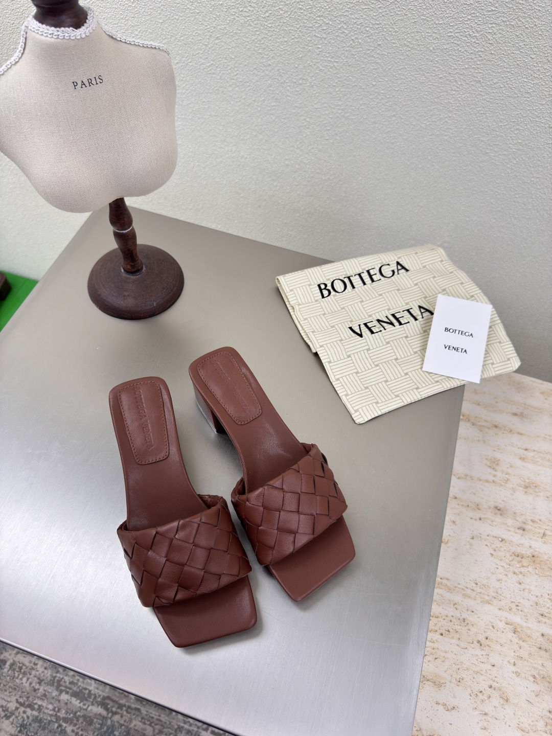 NO:424102,BV Parco Mule Square mid-heel Women's Muller slippers Series Heel height 4.5cm (original mold opening, the most correct version in the market) 15mm grade Knitted single shoes Leather hand-woven Brown Weaving This classic model is simply the latest BV ceiling Colorful and versatile Simple piece of leather 15mm pull strip Hand-woven High-end fabric with high quality lambskin Hand-woven foot pad sheepskin inner comfortable high-end Outsole with Italian leather outsole & injection rubber craftsmanship Use light dyeing technology Benchmarked version Select original packaging Shoe bags adopt glue logo technology The highest end of the market Use hot melt glue toe toe with heel easy to rebound and not deformed upper car line is Italian computer needle truck Fine workmanship Select original packaging Treat customers sincerely 35  36 37 38 39 40 41 42 (40 41 42 Customized), slippers, bottega veneta, slippers, sheepskin, Leather soles19860909BV Parco Mule 方形 中跟 女士穆勒拖鞋 系列 跟高 4.5cm（原版开模 市场最正确版本） 15 毫米级 编织单鞋 真皮手工编织  棕色 编织 这款经典款 简直bv最新天花板啦 彩色百搭  简约一块皮15毫米抽条  手工编织而成 高档舒适 面料选用优质小羊皮 手工编织而成  垫脚羊皮内里舒适高端 大底选用意大利真皮大底&注塑橡胶工艺 运用轻染工艺 对标对版 选用原版包装 鞋子布袋采用印胶logo工艺 市场最高端 采用热熔胶定型鞋头 后跟 易回弹不变形  鞋面车线选用意大利电脑针车 做工精细 选用原版包装 真心对待客人 35 36 37 38 39 40 41 42 （40 41 42 定制）,拖鞋,bottega veneta,slippers,sheepskin,Leather soles,Women's Shoes