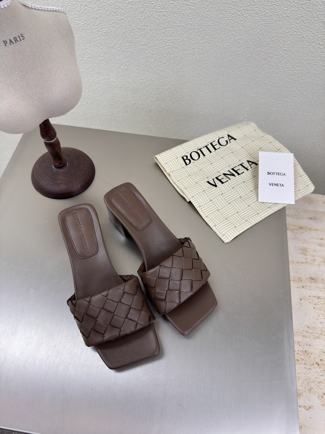 NO:424111,BV Parco Mule Square Medium Heel Women's Muller Slippers Series Heel Heel Heel Heel 4.5cm (Original Die, the most correct version in the market) 15mm Level Knitting Single Shoes Genuine Leather Hand-woven Deep Khaki Weaving This classic model is simply the latest BV ceiling Colorful and versatile Simple piece of leather 15mm pull strips Hand-woven High-end Fabric High-quality lambskin Hand-woven Foot pad Sheepskin Inner Comfort High-end Outsole with Italian leather outsole & injection rubber craftsmanship Use light dyeing technology Benchmarked version Select original packaging Shoe bags adopt glue logo technology The highest end of the market Use hot melt glue toe toe with heel Easy to rebound and not deformed Upper car line is Italian computer needle truck Fine workmanship Select original packaging Treat customers sincerely  35 36 37 38 39 40 41 42 (40 41 42 Customized), slippers, bottega veneta, slippers, sheepskin, Leather soles19860909BV Parco Mule 方形 中跟 女士穆勒拖鞋 系列 跟高 4.5cm（原版开模 市场最正确版本） 15 毫米级 编织单鞋 真皮手工编织  深卡其色 编织 这款经典款 简直bv最新天花板啦 彩色百搭  简约一块皮15毫米抽条  手工编织而成 高档舒适 面料选用优质小羊皮 手工编织而成  垫脚羊皮内里舒适高端 大底选用意大利真皮大底&注塑橡胶工艺 运用轻染工艺 对标对版 选用原版包装 鞋子布袋采用印胶logo工艺 市场最高端 采用热熔胶定型鞋头 后跟 易回弹不变形  鞋面车线选用意大利电脑针车 做工精细 选用原版包装 真心对待客人 35 36 37 38 39 40 41 42 （40 41 42 定制）,拖鞋,bottega veneta,slippers,sheepskin,Leather soles,Women's Shoes